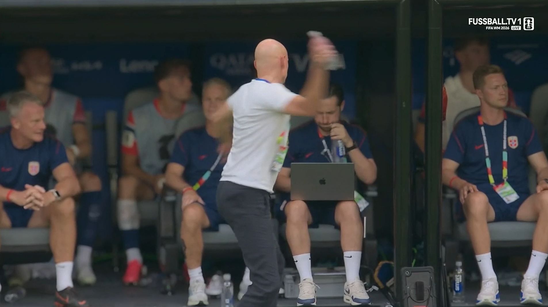Flaschenwurf von Stale Solbakken bei der WM 2026.