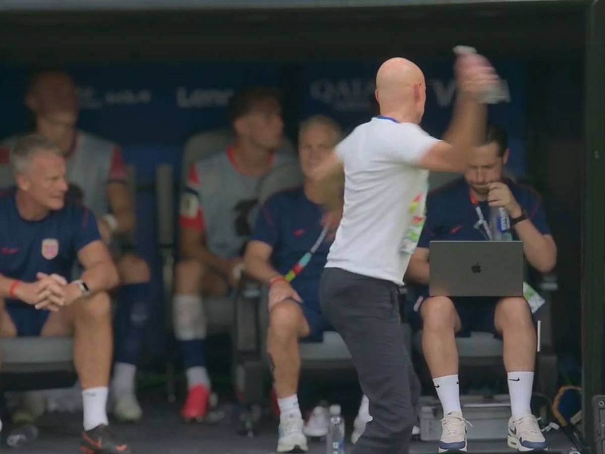 Flaschenwurf von Stale Solbakken bei der WM 2026.