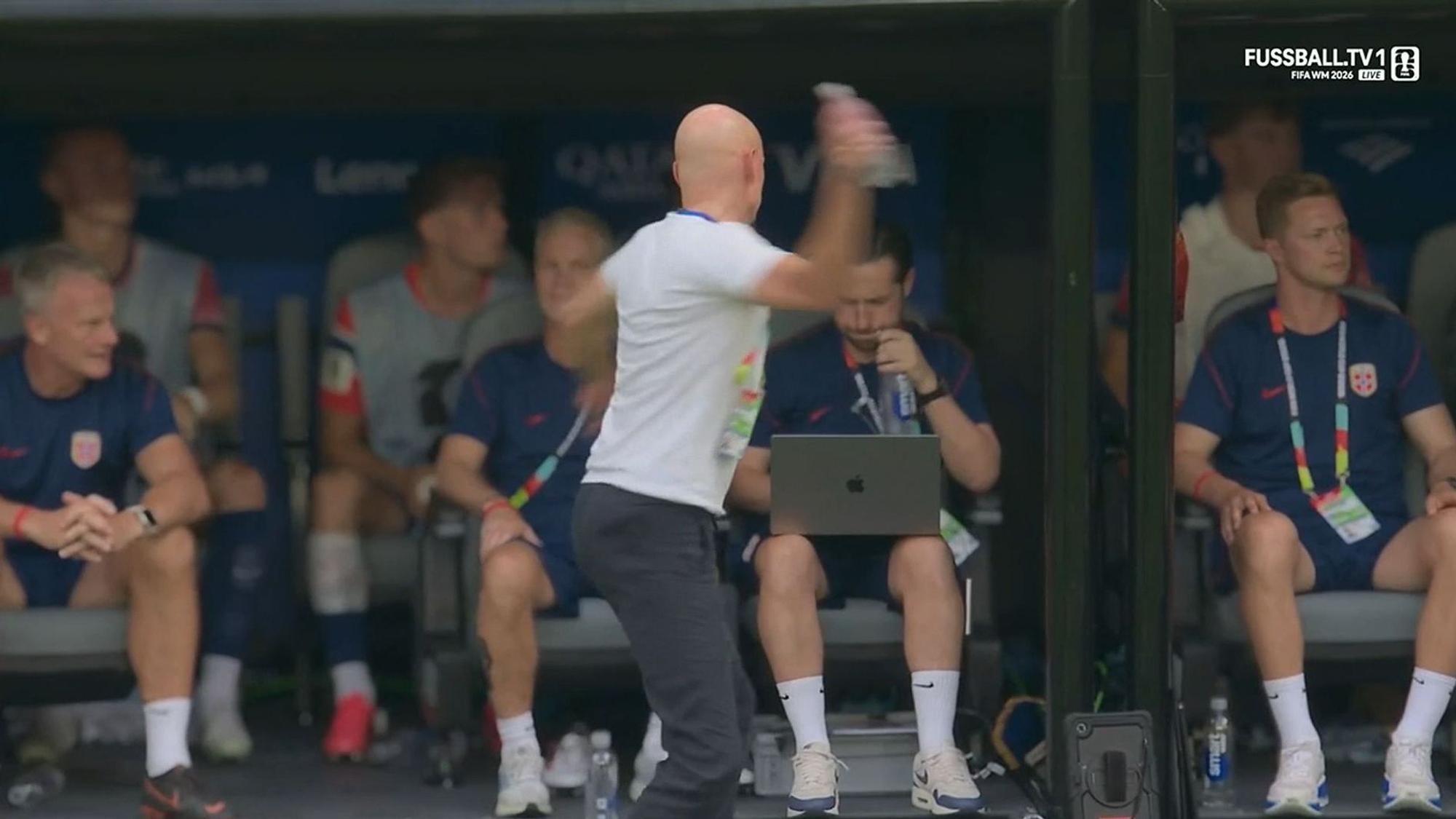 Flaschenwurf von Stale Solbakken bei der WM 2026.