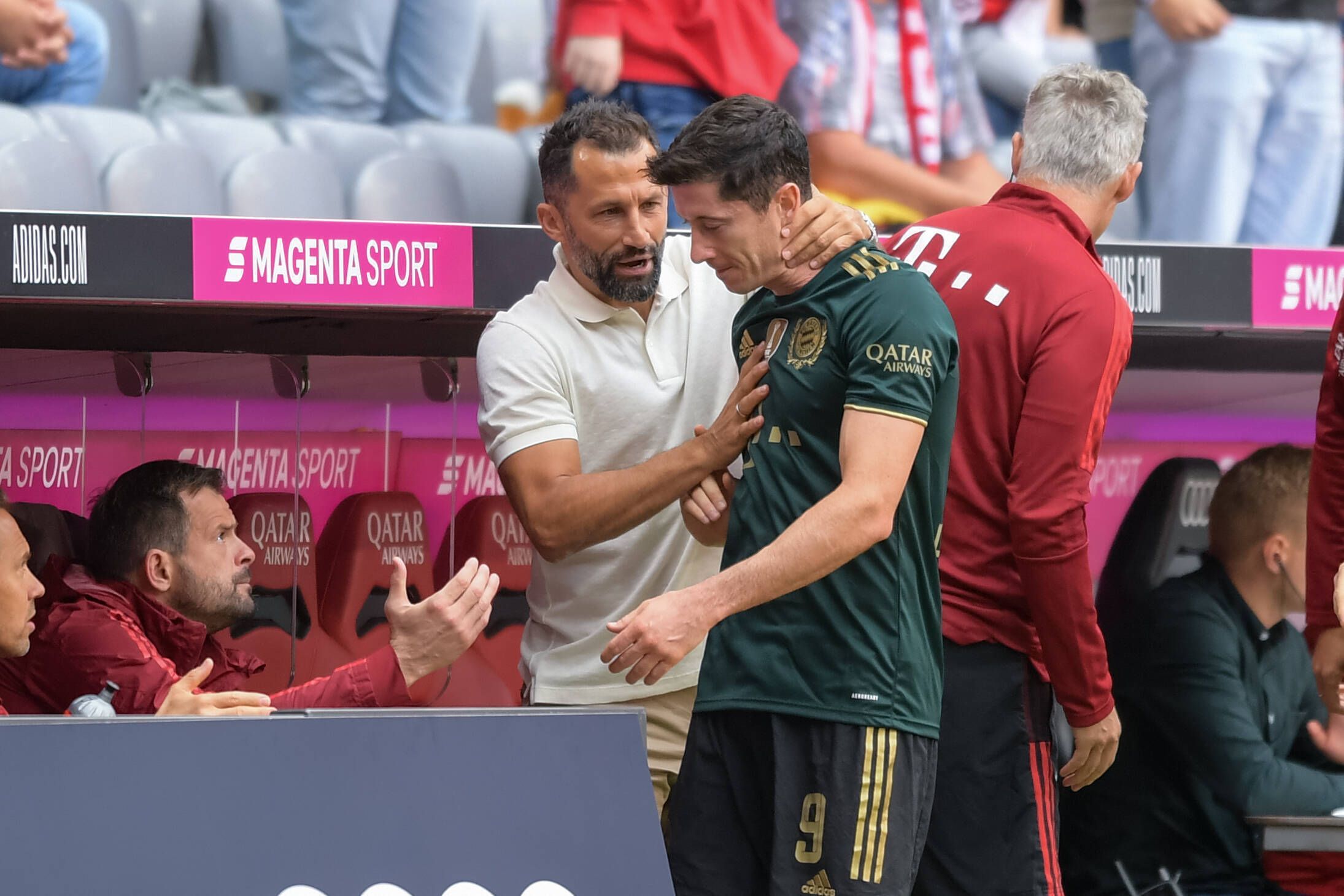 Hasan Salihamidzic nimmt Robert Lewandowski nach einer Auswechslung in den Arm.