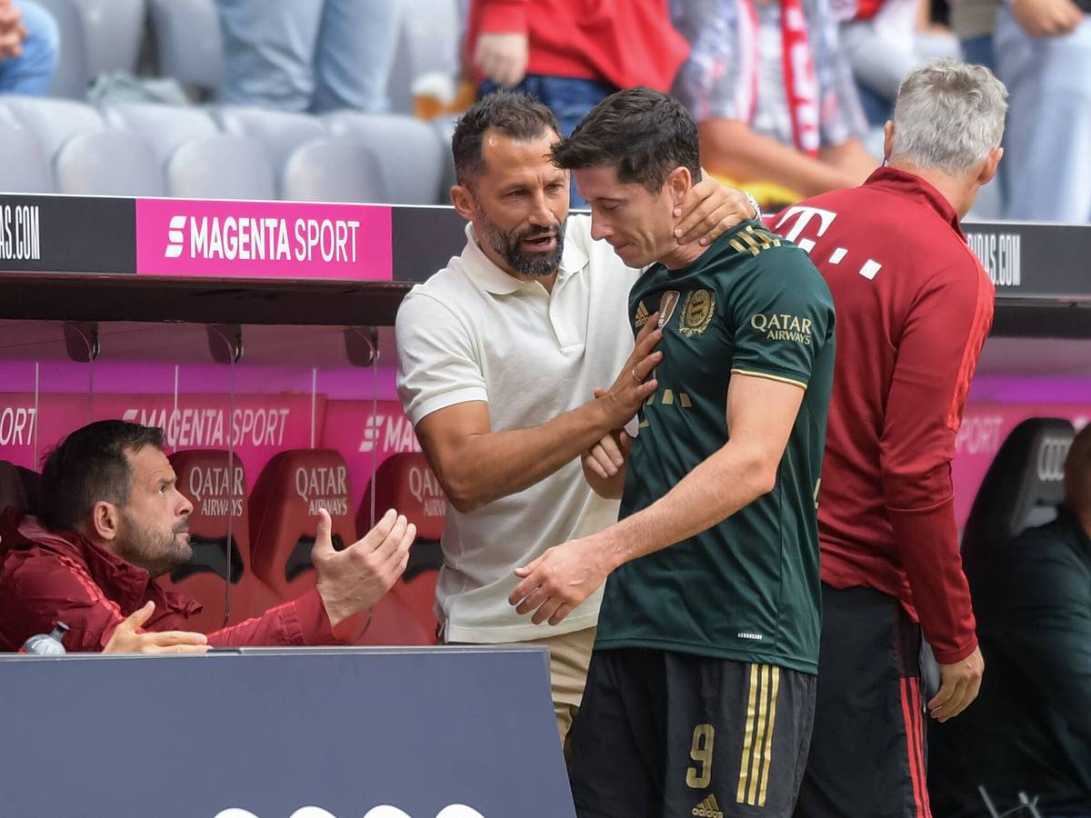Hasan Salihamidzic nimmt Robert Lewandowski nach einer Auswechslung in den Arm.
