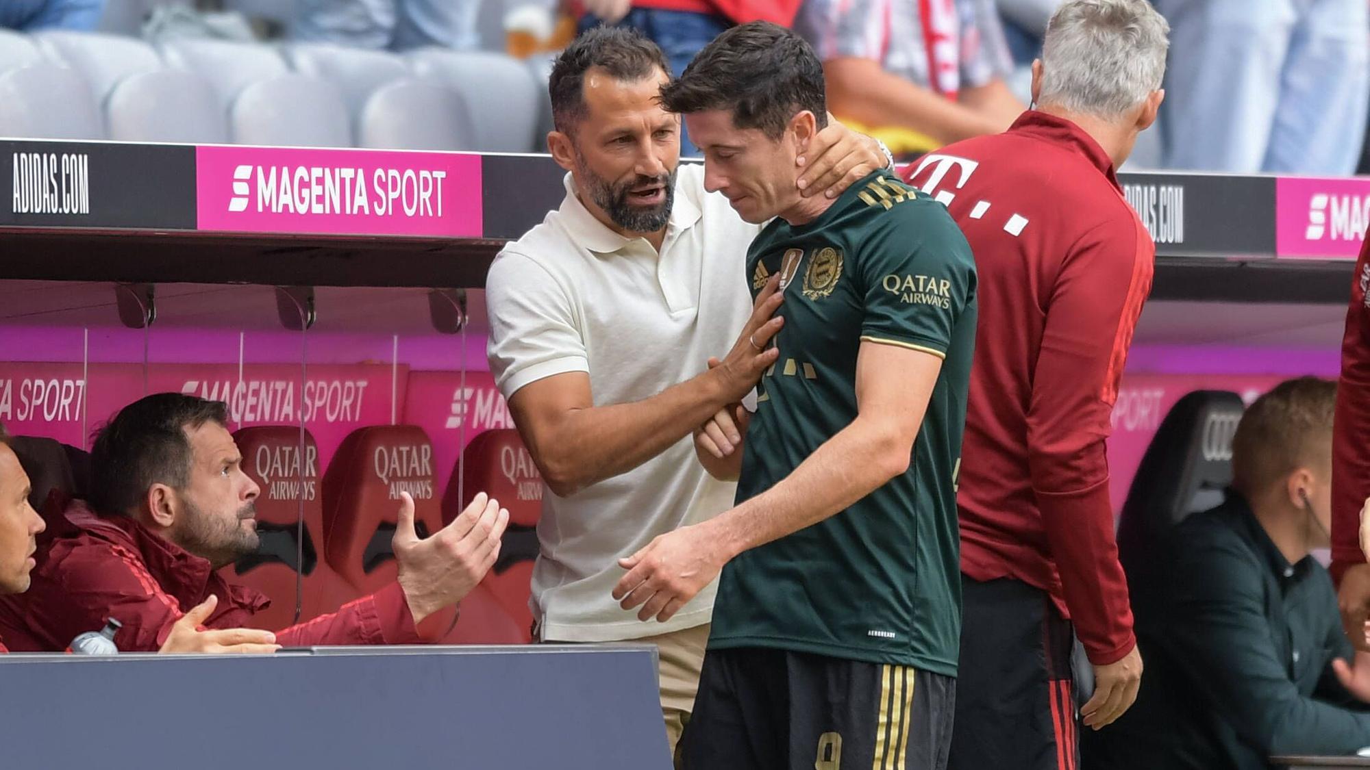 Hasan Salihamidzic nimmt Robert Lewandowski nach einer Auswechslung in den Arm.