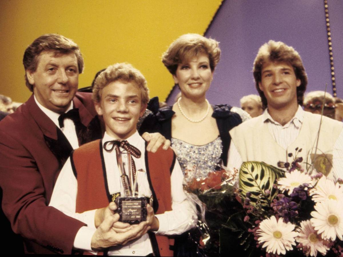 Seine Karriere begann mit dem Sieg beim „Grand Prix der Volksmusik“ 1989: Stefan Mross (zweiter von links) feiert mit Karl Moik (links), Carolin Reiber und Patrick Lindner (Bild: IMAGO / Spöttel Picture)
