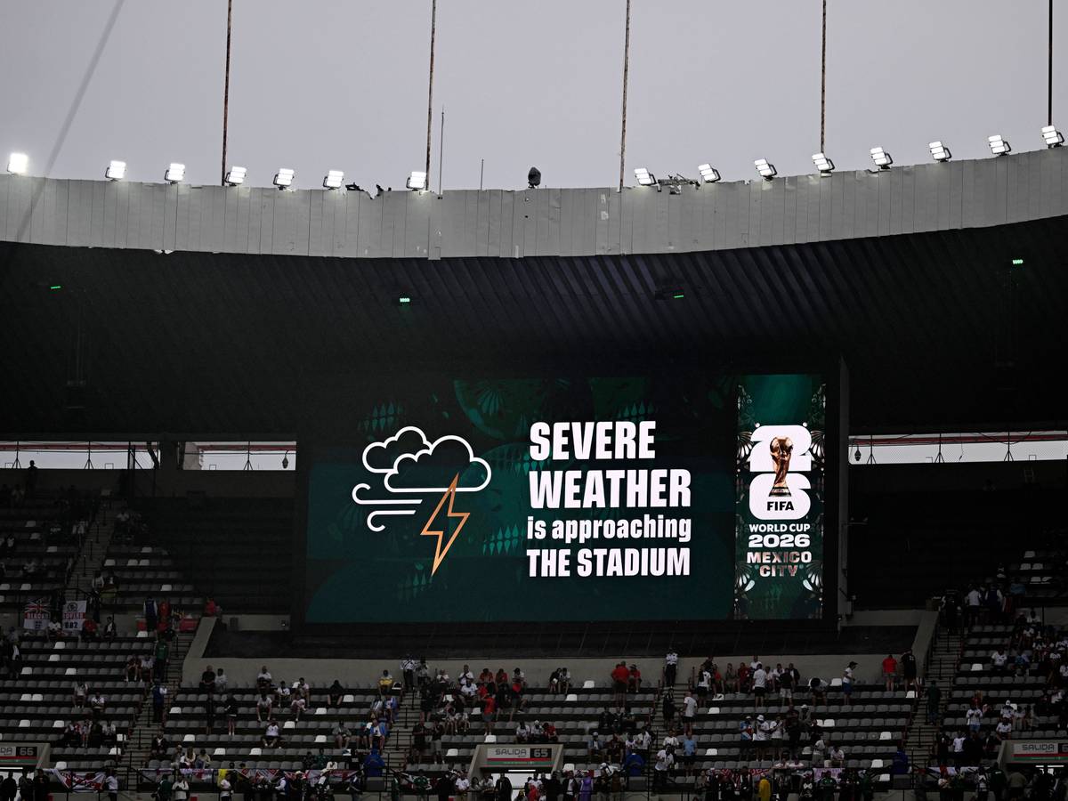 Eine Unwetterwarnung informiert beim WM-Spiel zwischen England und Mexiko die Zuschauer.