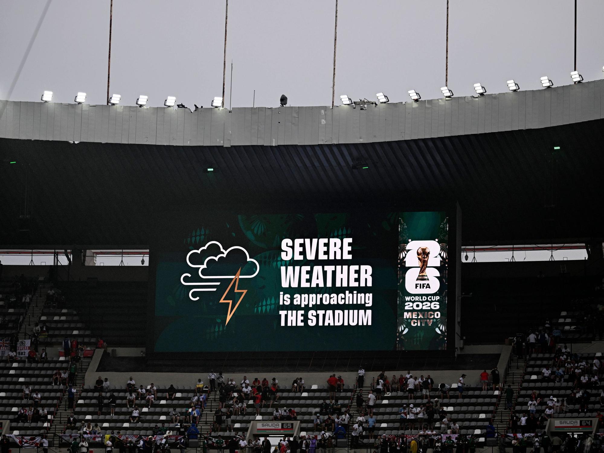 Eine Unwetterwarnung informiert beim WM-Spiel zwischen England und Mexiko die Zuschauer.