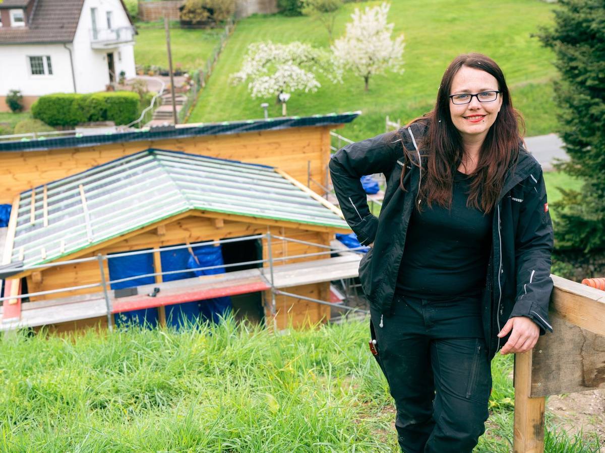 Bauherrin von A bis Z: Genehmigungen, Finanzierung, Grundstück urbar machen und dann ganz viel hämmern, sägen, bohren. Und nie den Glauben an sich verlieren! Lisa baute ihr eigenes Tiny House. (Bild: ZDF/Ben Knabe)