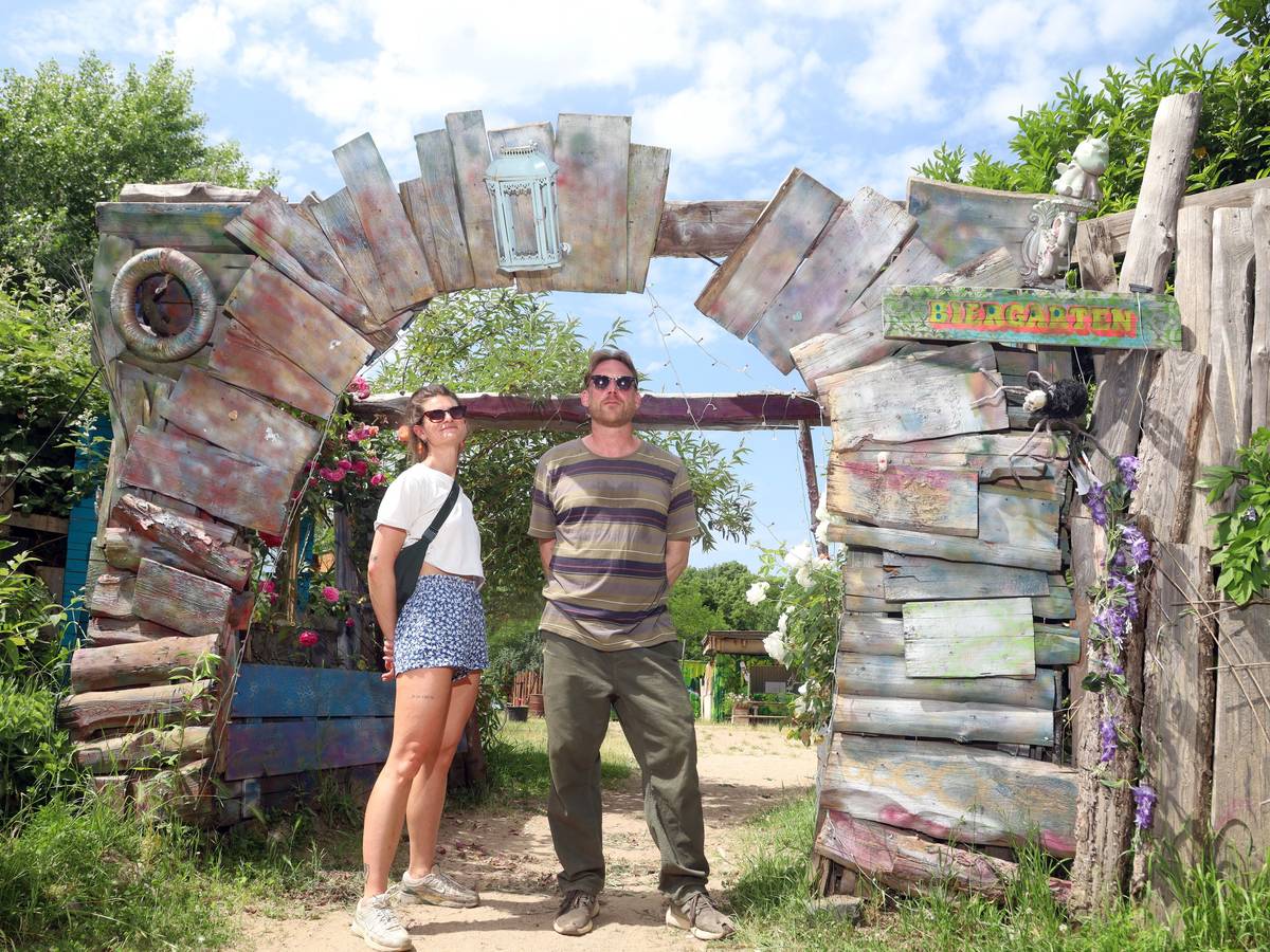 Die Südbrücken-Betreiber Boris Witschke und Kira Wolter auf dem Open-Air-Gelände.