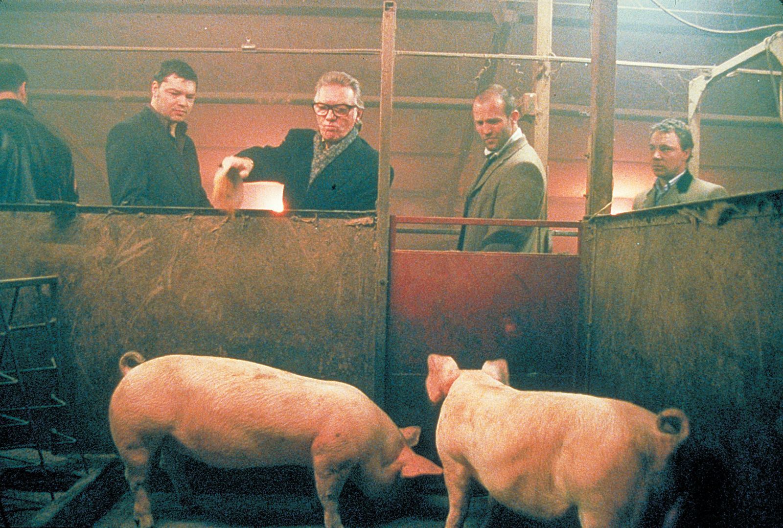 Schweinezüchter Brick Top (Alan Ford, Mitte) ist in allerlei Schweinereien verwickelt.  (Bild: ZDF / Sony)
