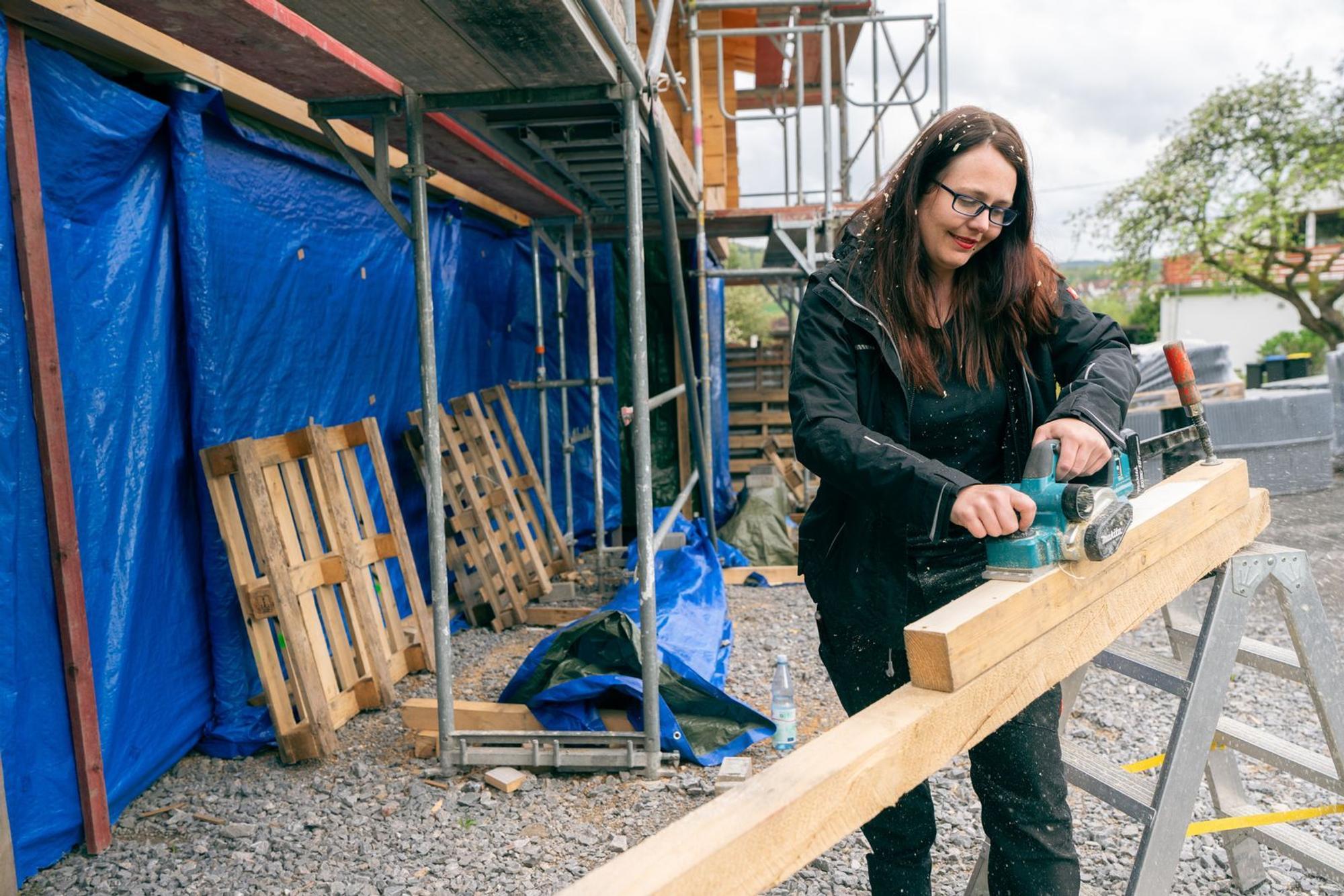 Fast unerlässlich: Klimatechnikerin Lisa brachte handwerkliches Knowhow mit - und hospitierte zusätzlich in der Tiny-House-Firma. (Bild: ZDF/Ben Knabe)