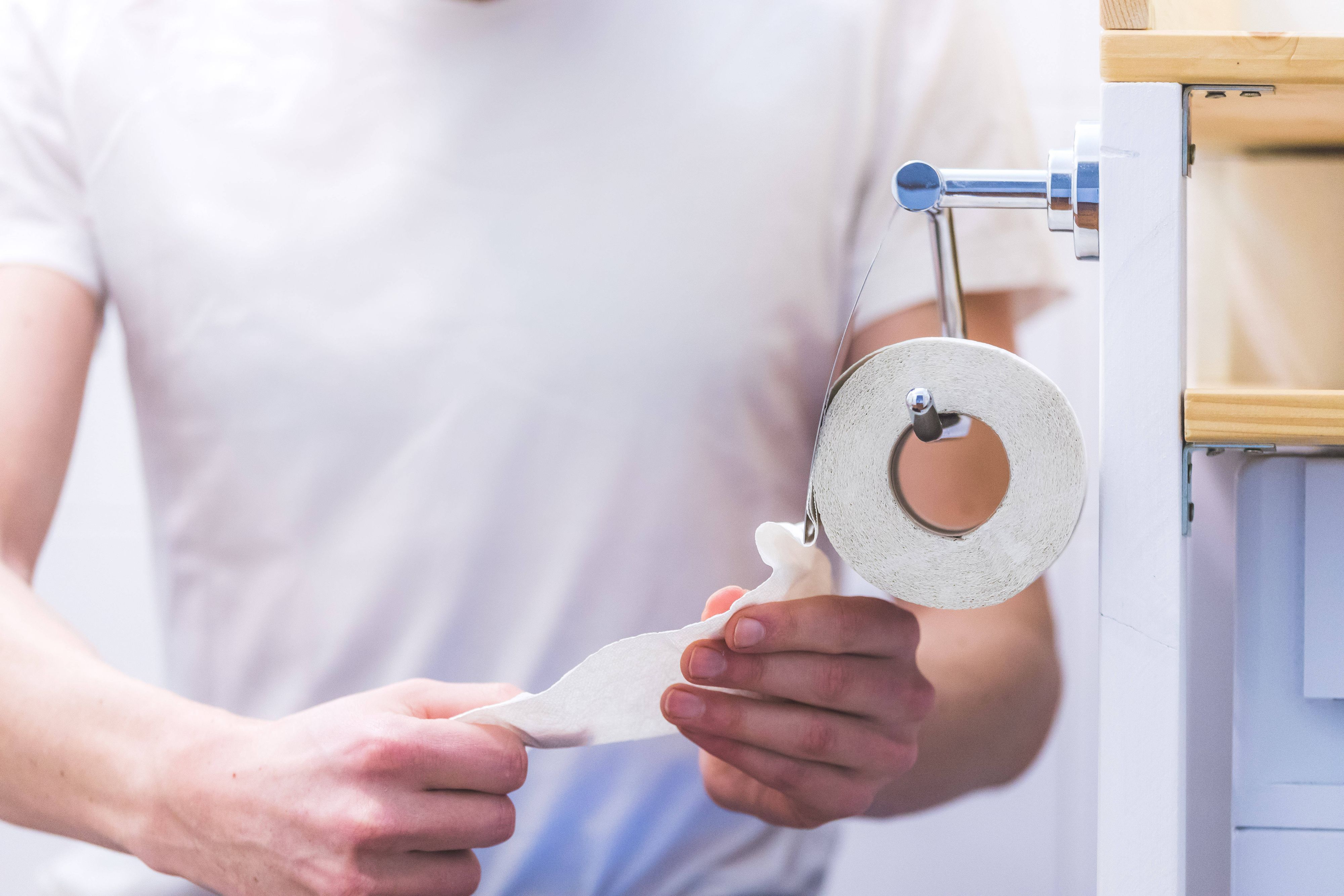 Das Symbolfoto zeigt einen Mann auf der Toilette. In den USA gibt es aktuell vermehrte Fälle einer fiesen Darmerkrankung.