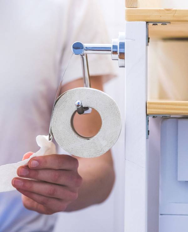 Das Symbolfoto zeigt einen Mann auf der Toilette. In den USA gibt es aktuell vermehrte Fälle einer fiesen Darmerkrankung.