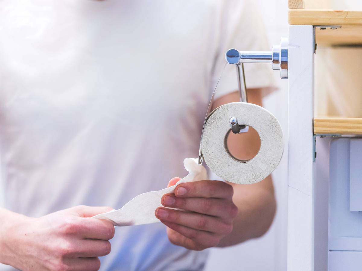Das Symbolfoto zeigt einen Mann auf der Toilette. In den USA gibt es aktuell vermehrte Fälle einer fiesen Darmerkrankung.