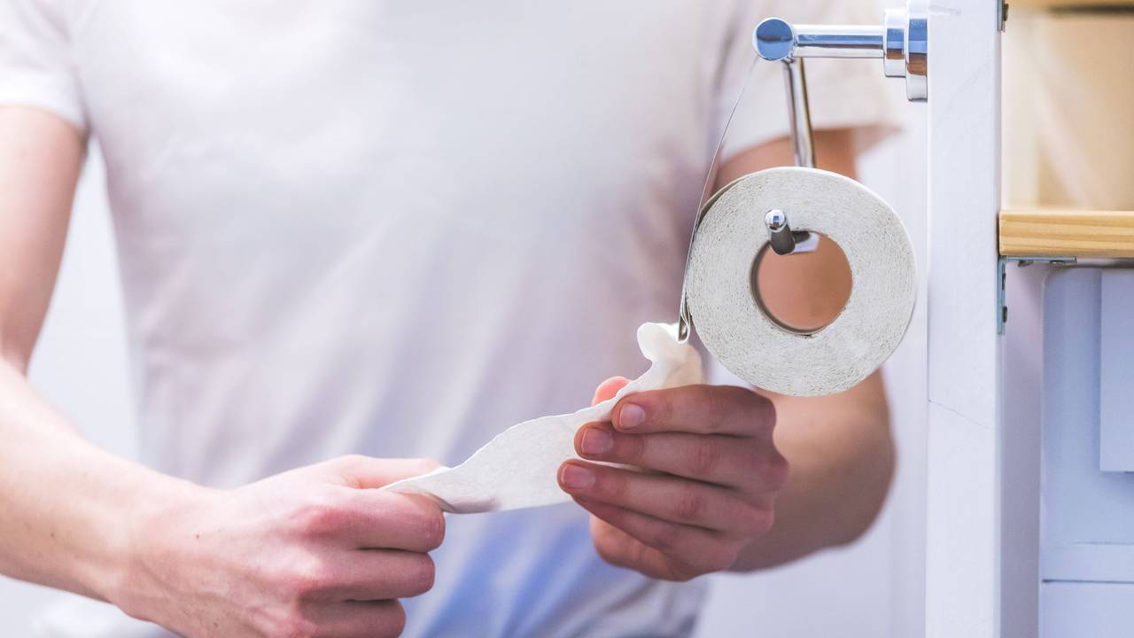 Das Symbolfoto zeigt einen Mann auf der Toilette. In den USA gibt es aktuell vermehrte Fälle einer fiesen Darmerkrankung.