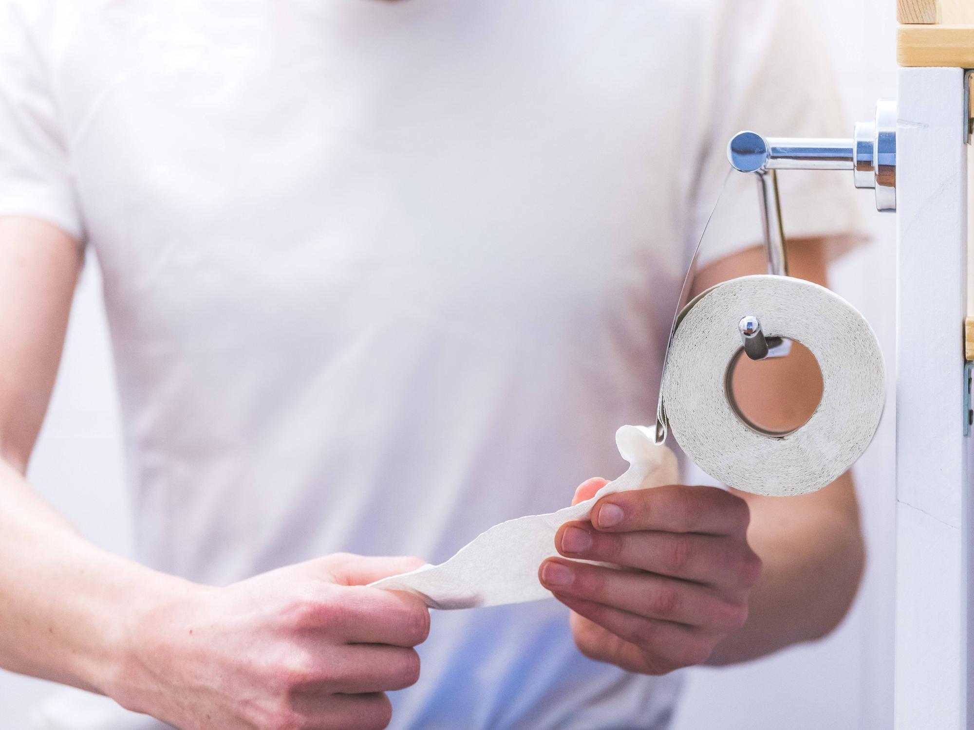 Das Symbolfoto zeigt einen Mann auf der Toilette. In den USA gibt es aktuell vermehrte Fälle einer fiesen Darmerkrankung.