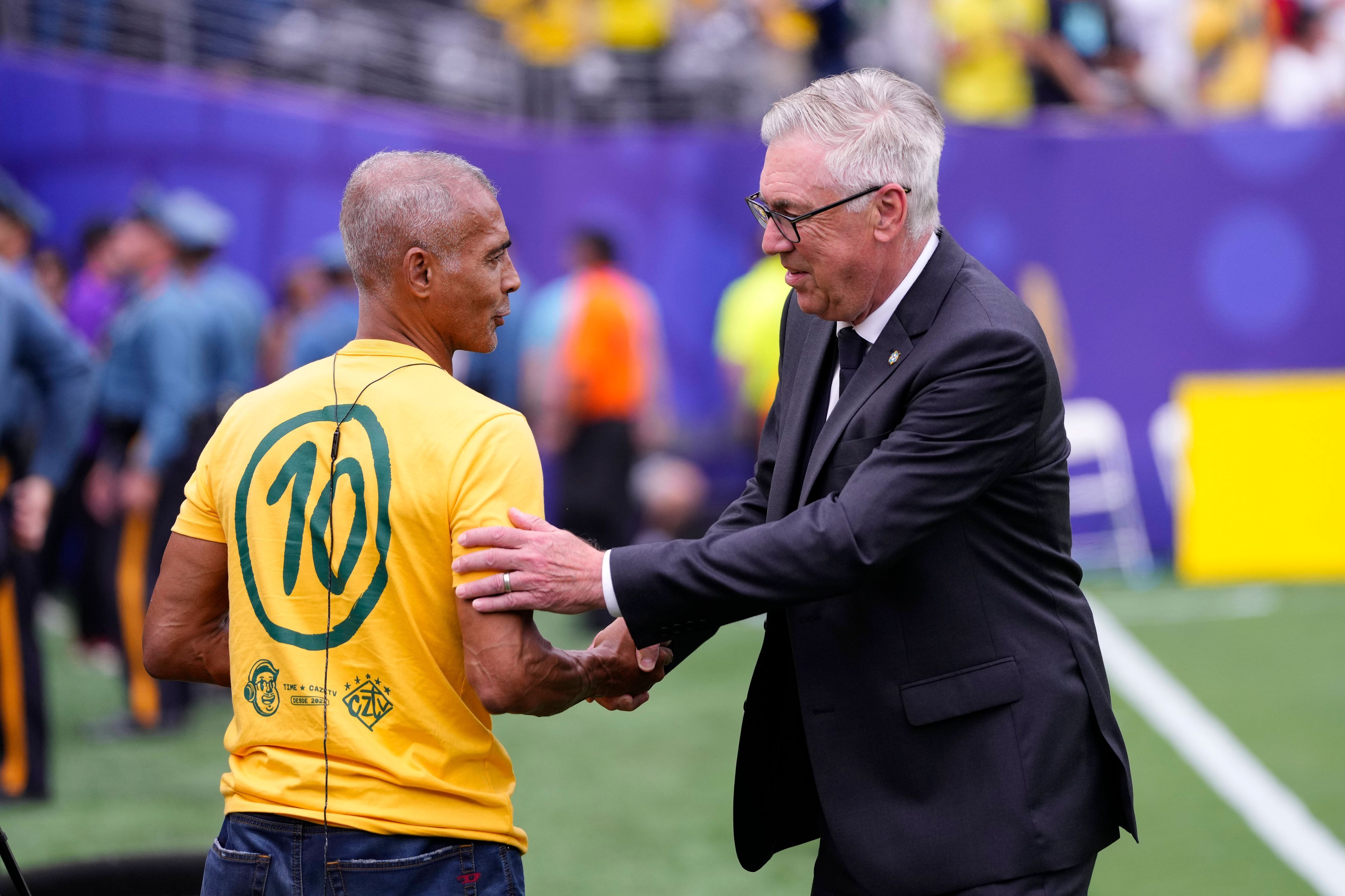 Carlo Ancelotti und Romario begrüßen sich