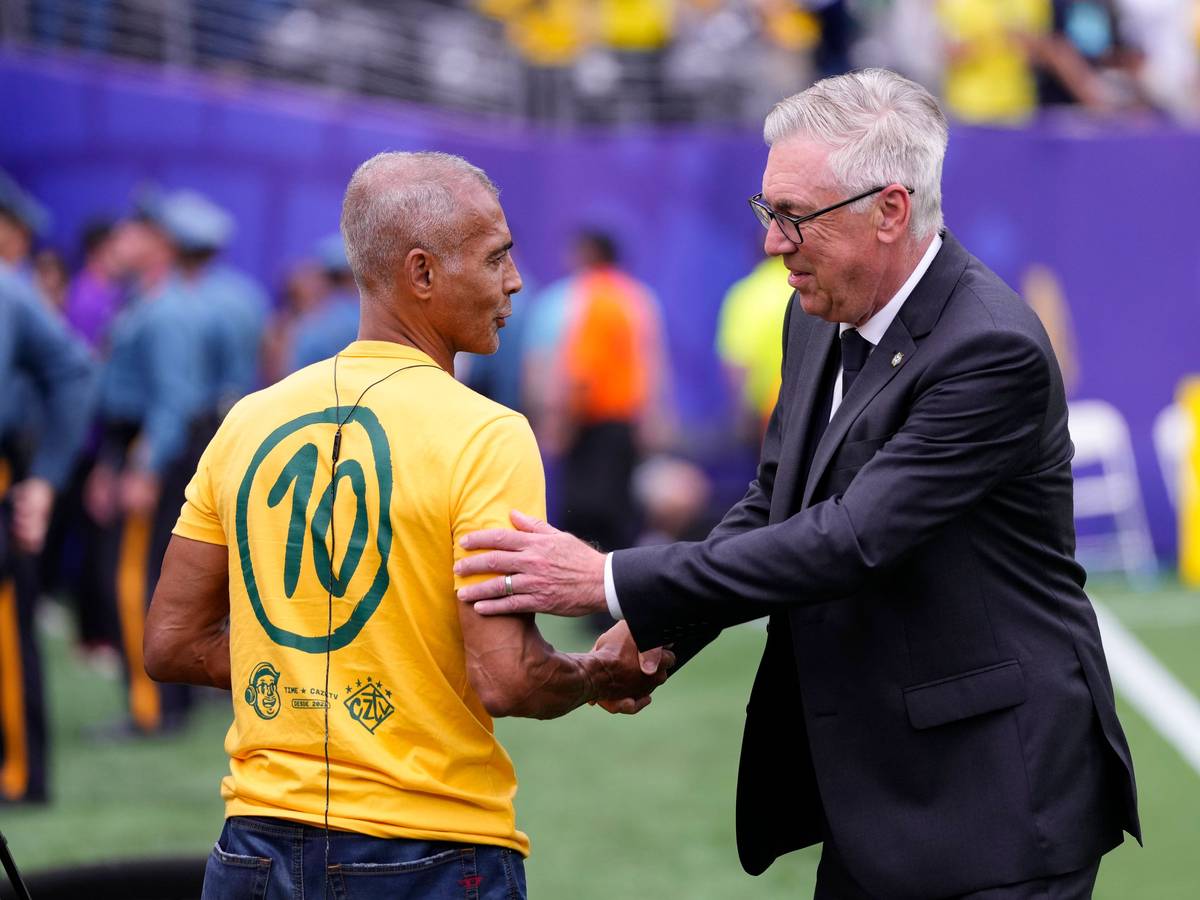 Carlo Ancelotti und Romario begrüßen sich