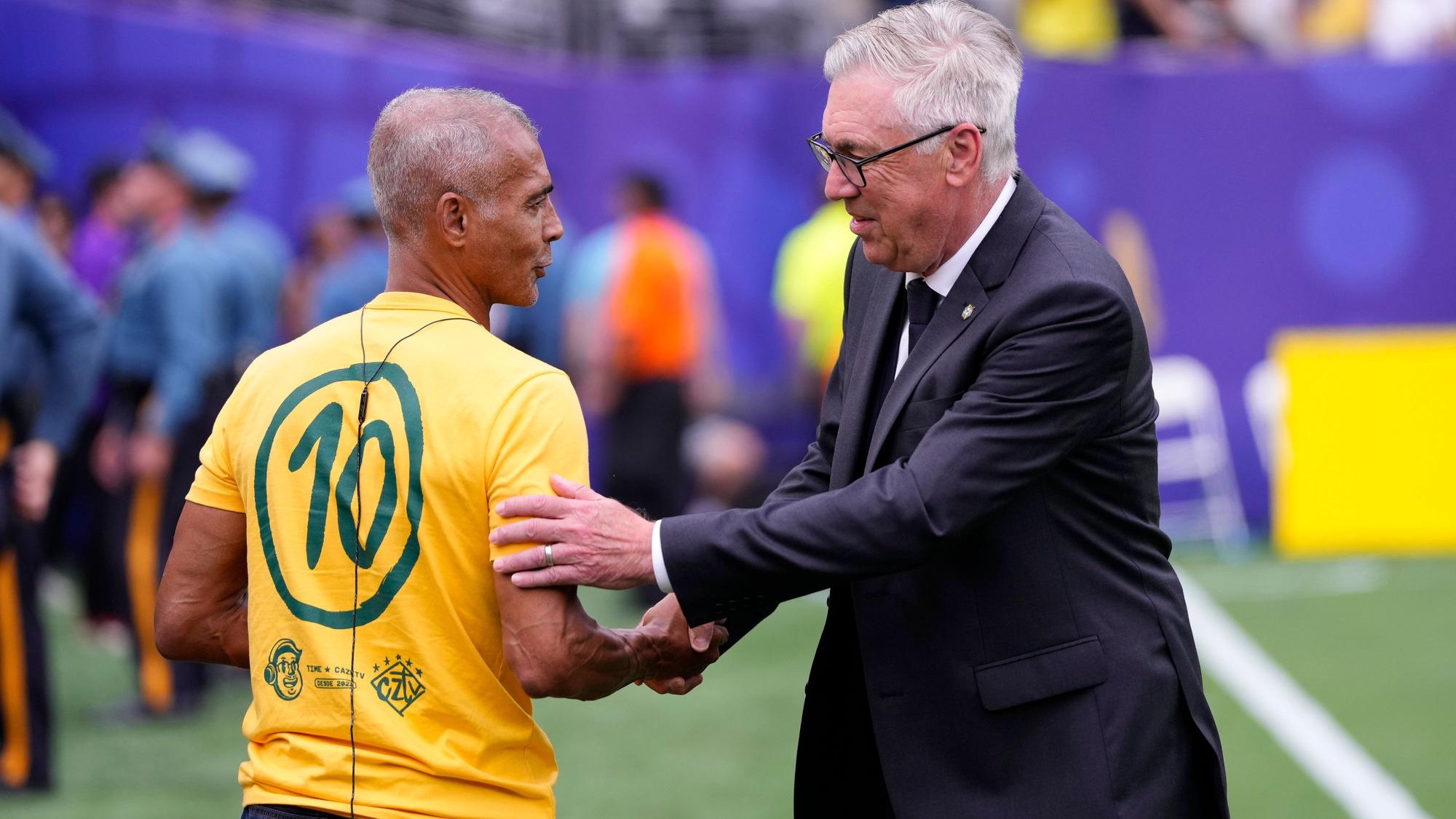 Carlo Ancelotti und Romario begrüßen sich