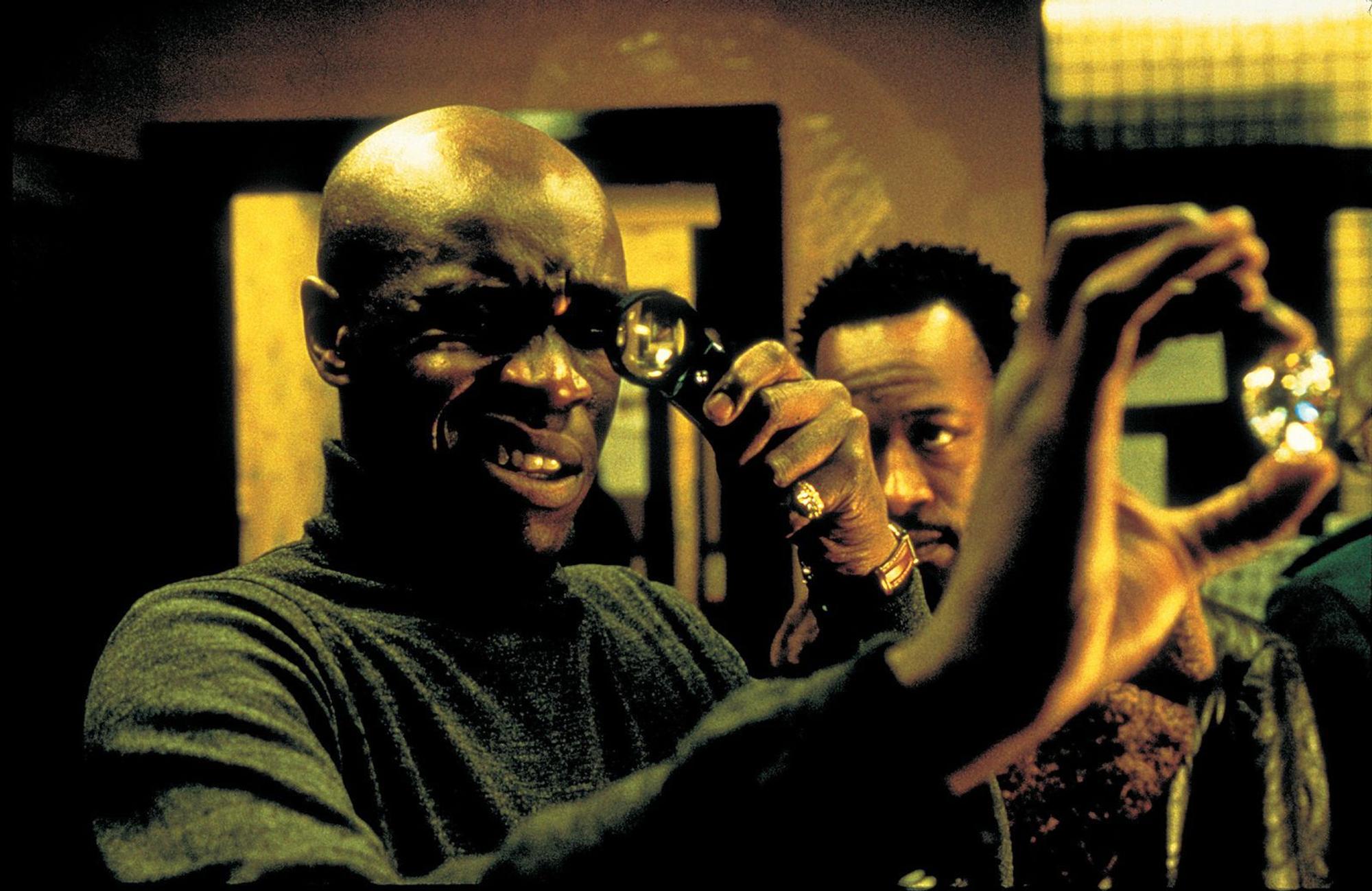 Die vertrottelten Möchtegern-Gangster Sol (Lennie James) und Vincent (Robbie Gee, links) werfen einen Blick auf ihre Beute. (Bild: ZDF / Sony)