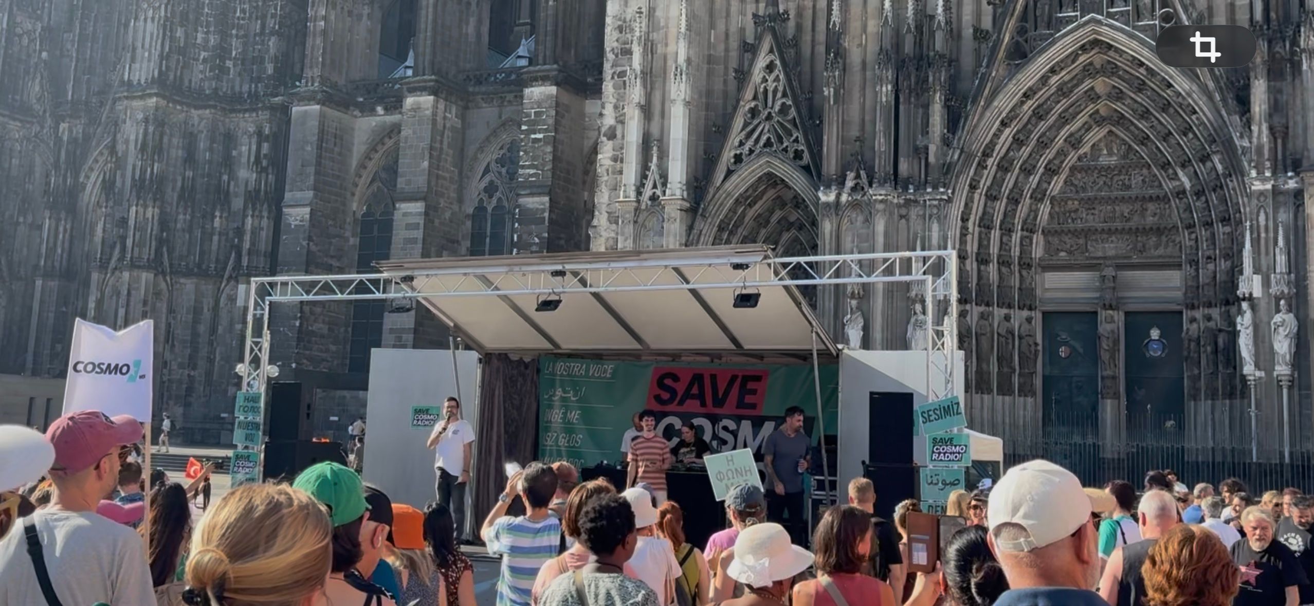 Demonstrierende versammelten sich am Freitagabend vor dem Kölner Dom, um gegen die Streichung des Radiosenders Cosmo zu protestieren.