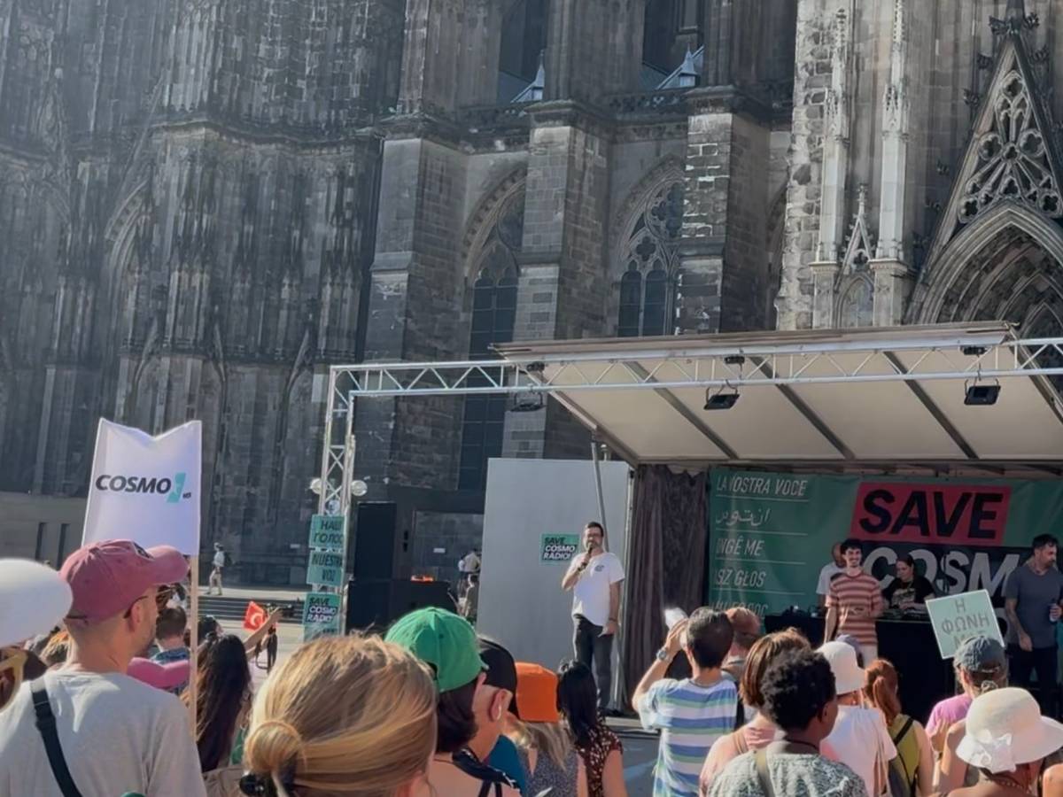 Demonstrierende versammelten sich am Freitagabend vor dem Kölner Dom, um gegen die Streichung des Radiosenders Cosmo zu protestieren.