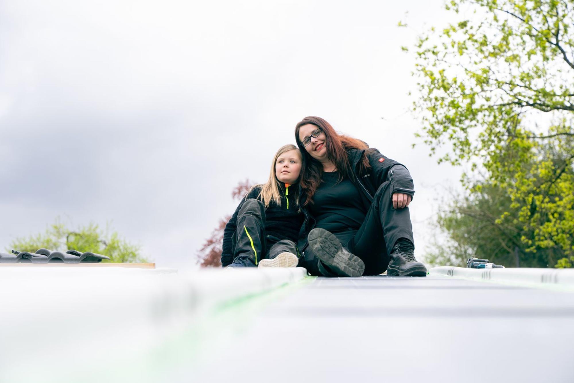 Lebenstraum wird wahr: Lisa und ihre Tochter Laura können sich jetzt selbst aufs Dach steigen. (Bild: ZDF/Ben Knabe)