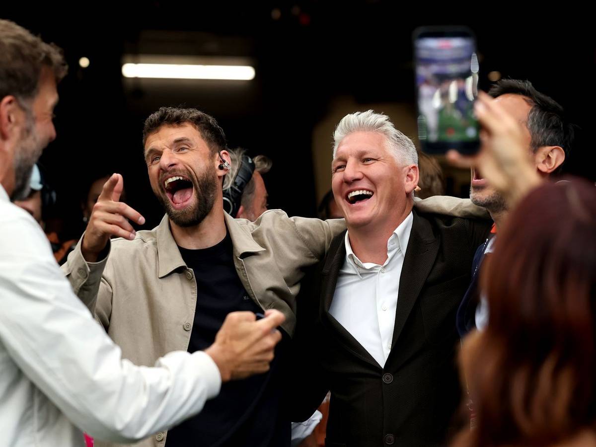 Sender-übergreifendes Experten-Treffen, auch bei der XXL-WM läuft man sich eben über den Weg, von links: Jürgen Klopp, Thomas Müller and Bastian Schweinsteiger. (Bild: 2026 Getty Images/Alexander Hassenstein)