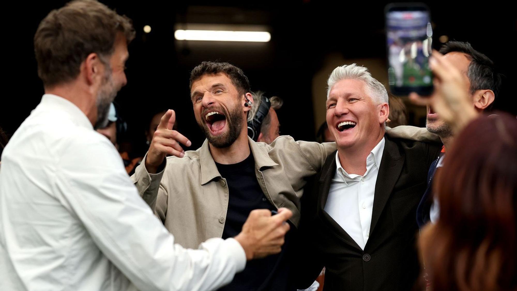 Sender-übergreifendes Experten-Treffen, auch bei der XXL-WM läuft man sich eben über den Weg, von links: Jürgen Klopp, Thomas Müller and Bastian Schweinsteiger. (Bild: 2026 Getty Images/Alexander Hassenstein)