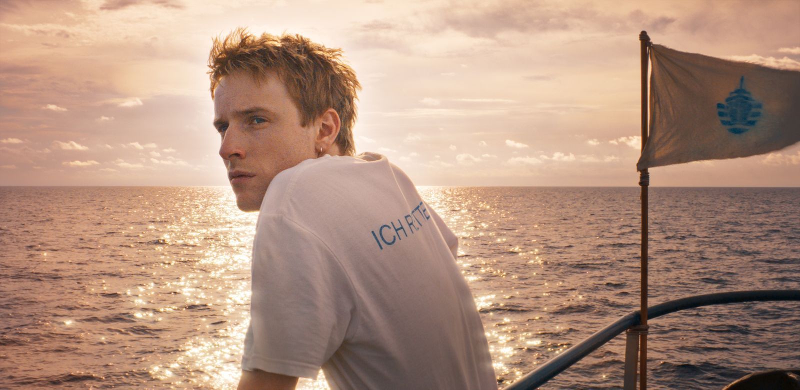 Lukas (Louis Hofmann) und seine Mitstreiterinnen und Mitstreiter an Bord der Iuventa haben ein nobles Ziel: Sie wollen Menschenleben retten.  (Bild: 2024 Netflix, Inc.)