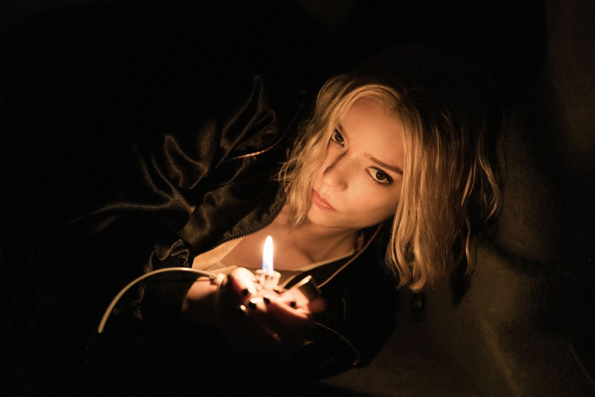 Nach einem großen Coup ist die Betrügerin Lucky (Anya Taylor-Joy) plötzlich auf sich allein gestellt und in stetiger Gefahr. (Bild: Apple)