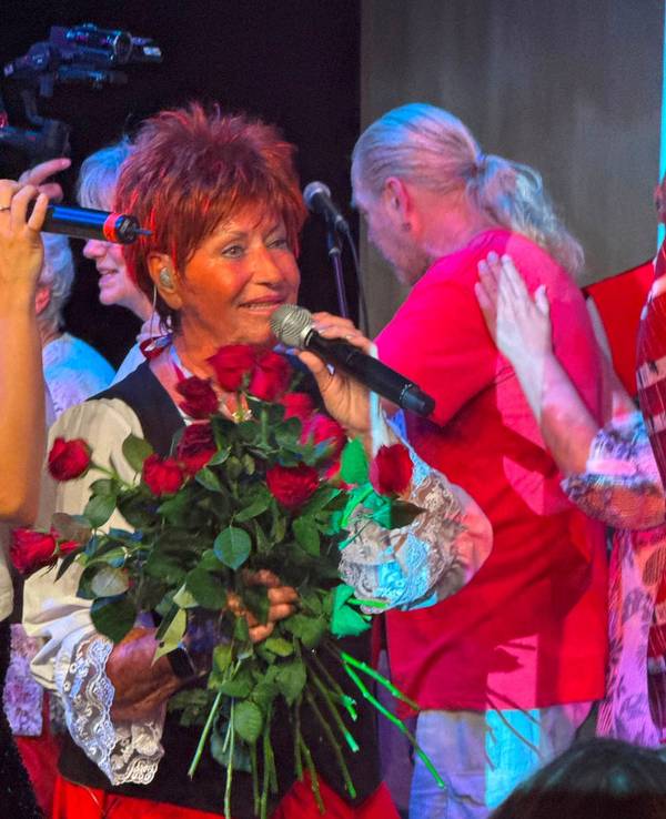 Marita Köllner steht bei ihrem Konzert auf der Bühne.