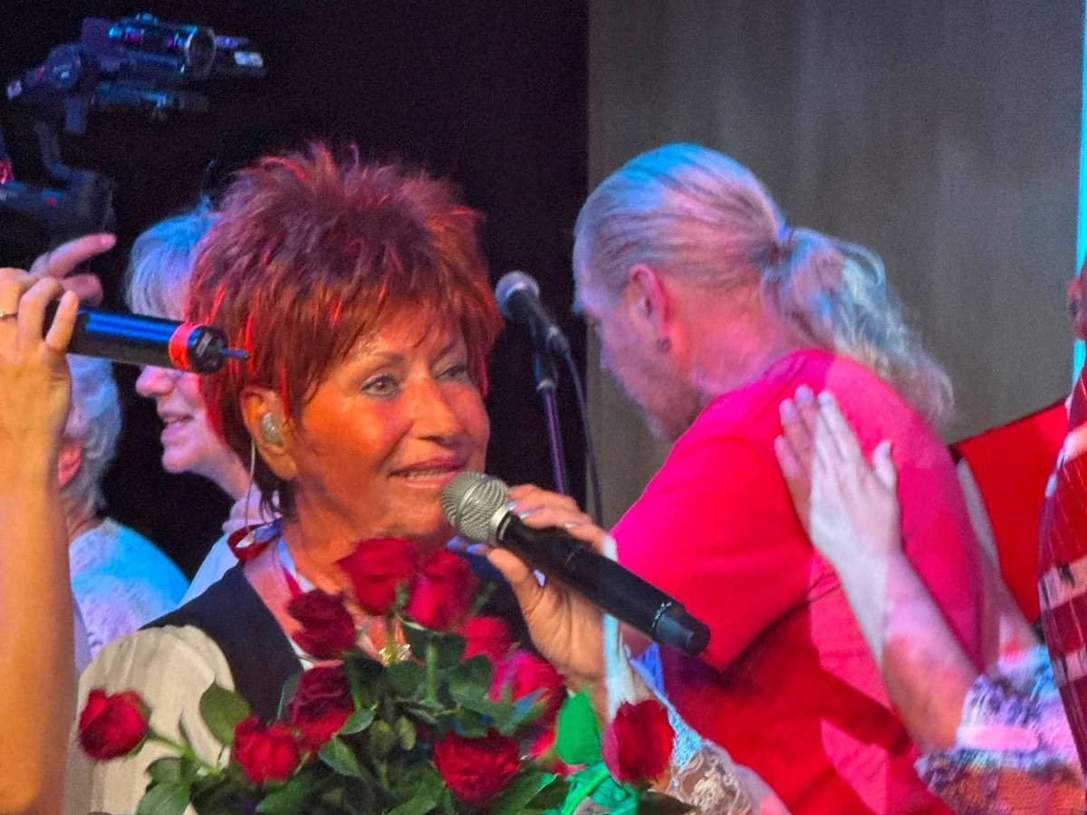 Marita Köllner steht bei ihrem Konzert auf der Bühne.