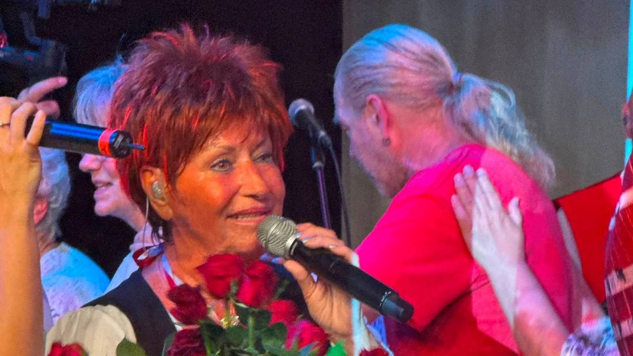 Marita Köllner steht bei ihrem Konzert auf der Bühne.