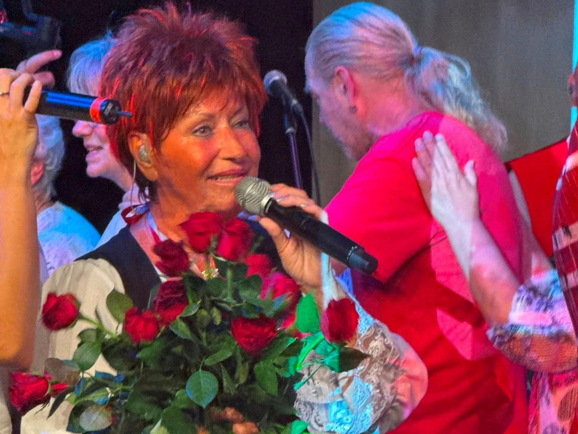 Marita Köllner steht bei ihrem Konzert auf der Bühne.