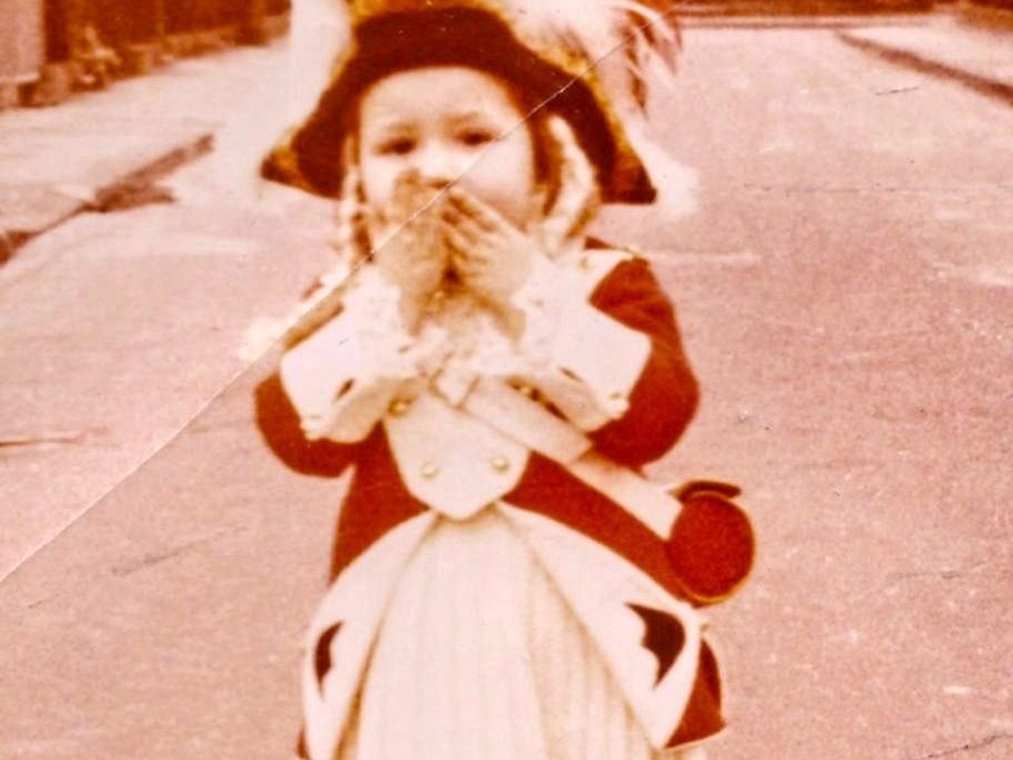 Marita Köllner als Kind in einer Mariechen-Uniform.