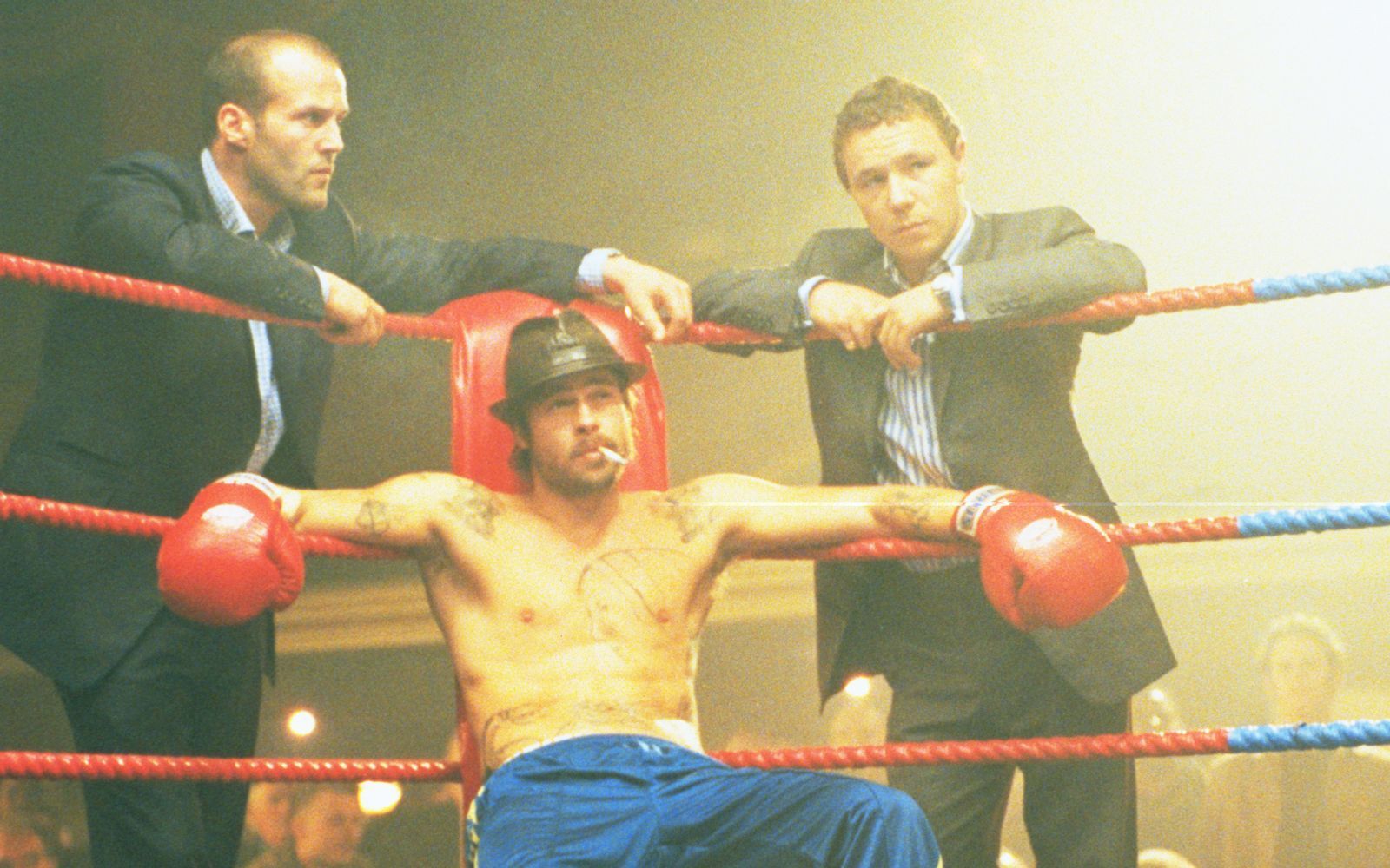 Pech für Turkish (Jason Statham, links) und Tommy (Stephen Graham, rechts): Ihr Schützling Mickey (Brad Pitt) ist nach einer durchzechten Nacht gar nicht gut drauf. Wird er so kämpfen wie verabredet?  (Bild: ZDF / Sony)