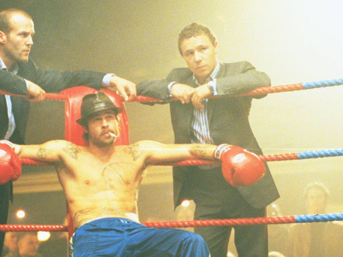 Pech für Turkish (Jason Statham, links) und Tommy (Stephen Graham, rechts): Ihr Schützling Mickey (Brad Pitt) ist nach einer durchzechten Nacht gar nicht gut drauf. Wird er so kämpfen wie verabredet? (Bild: ZDF / Sony)