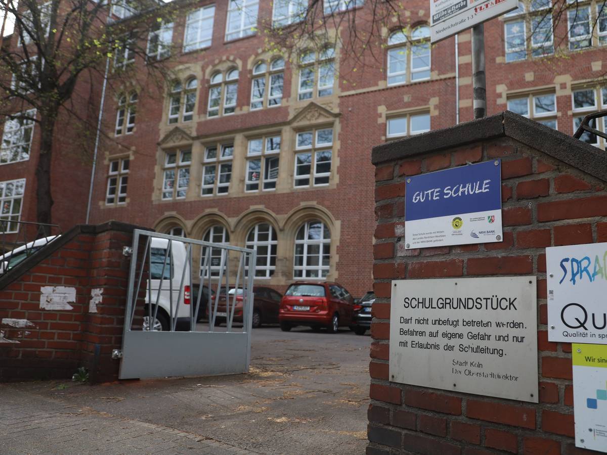Ein Verbotsschild untersagt den Zutritt für unbefugte Personen zum Schulhof der Städtischen Katholischen Hauptschule am Rhein.