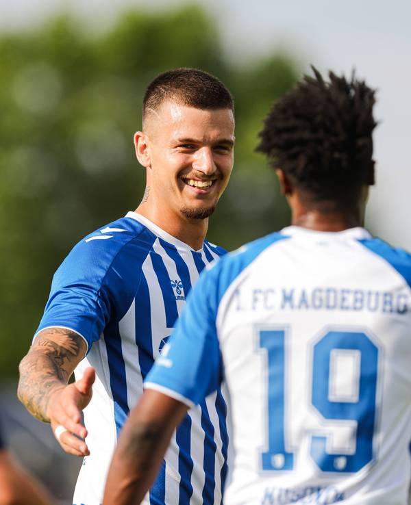 Magdeburg-Stürmer Mateusz Zukowski jubelt nach einem Treffer