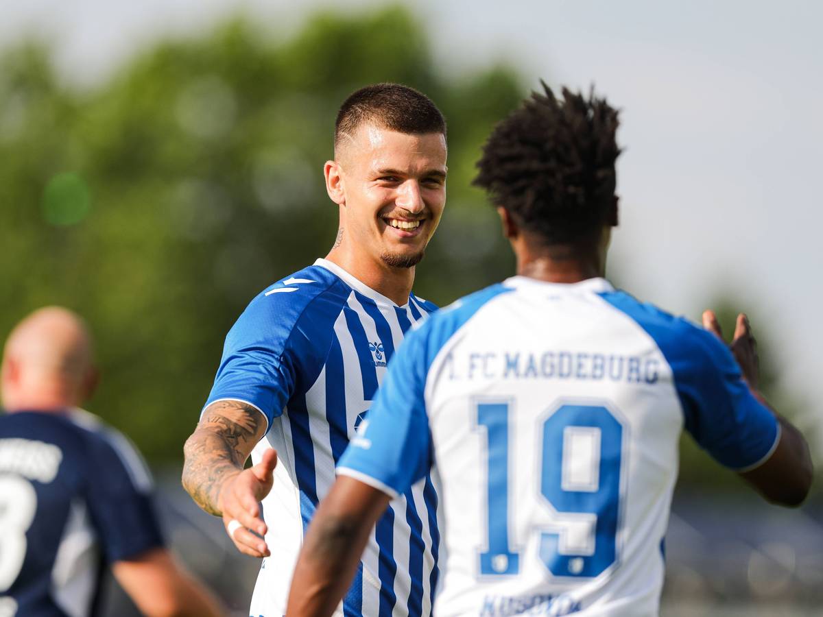 Magdeburg-Stürmer Mateusz Zukowski jubelt nach einem Treffer
