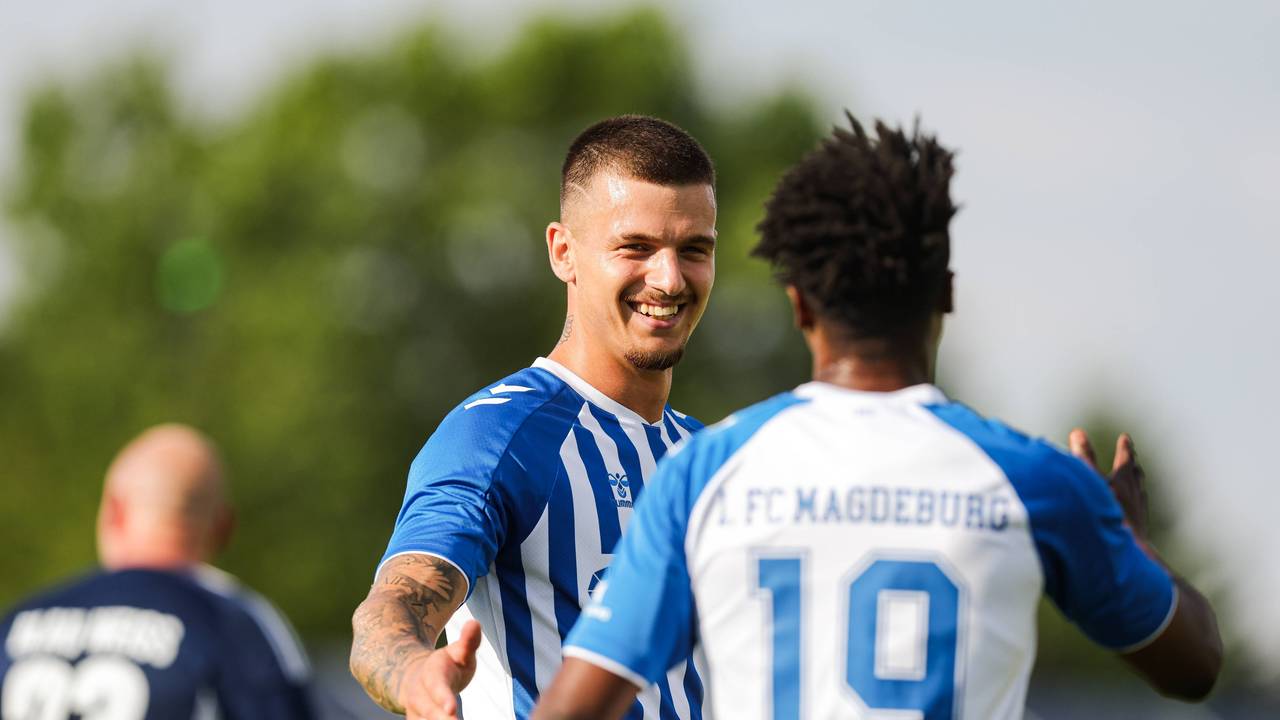 Magdeburg-Stürmer Mateusz Zukowski jubelt nach einem Treffer