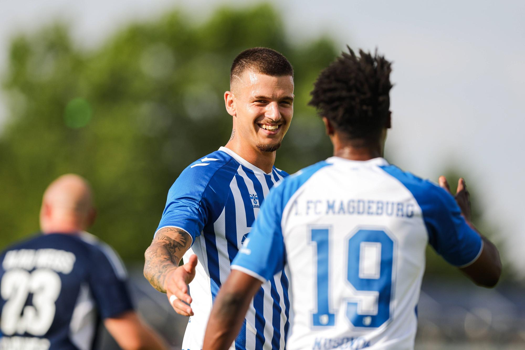 Magdeburg-Stürmer Mateusz Zukowski jubelt nach einem Treffer