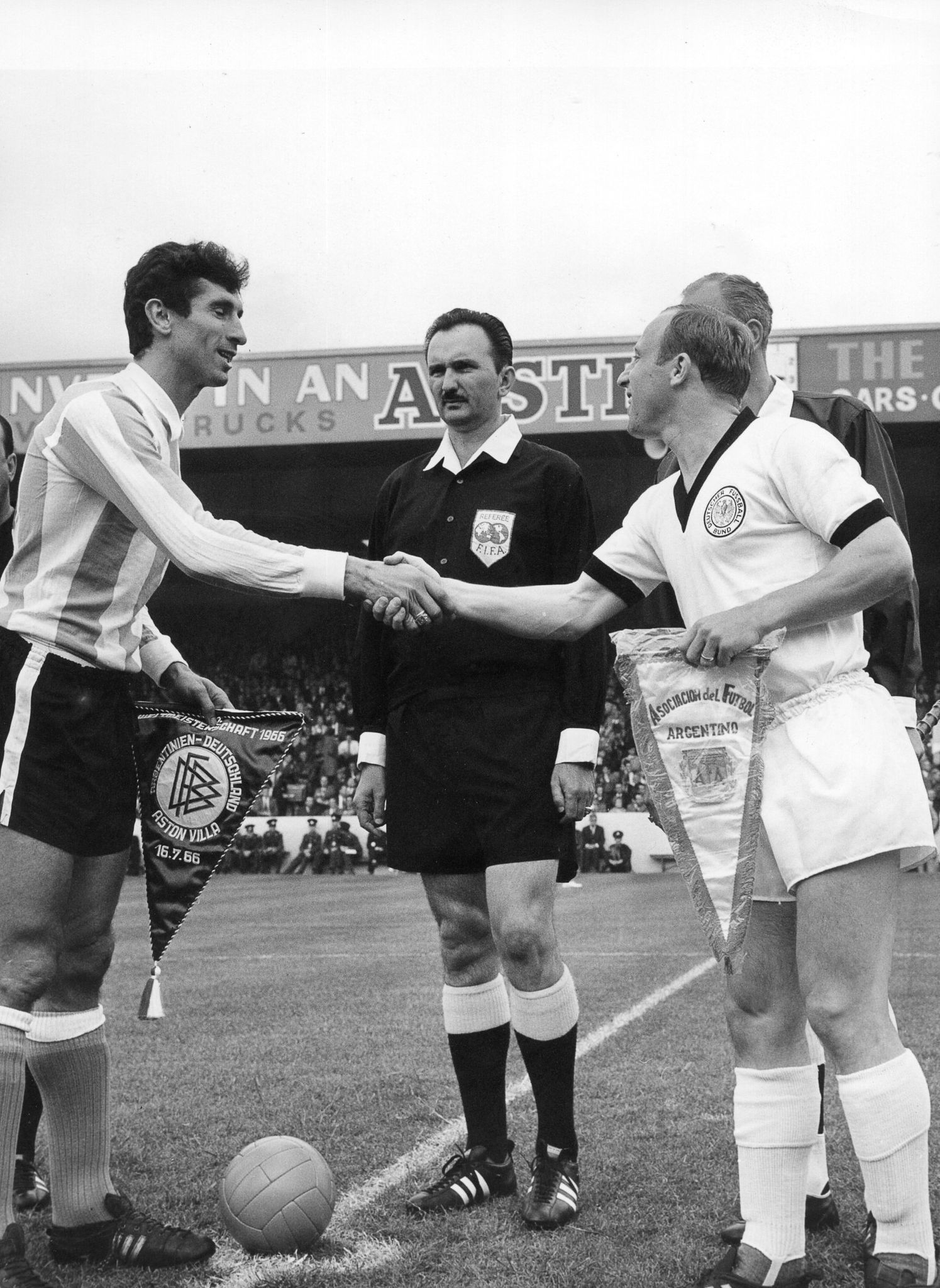 Antonio Rattín (l) und Uwe Seeler schütteln sich die Hand.