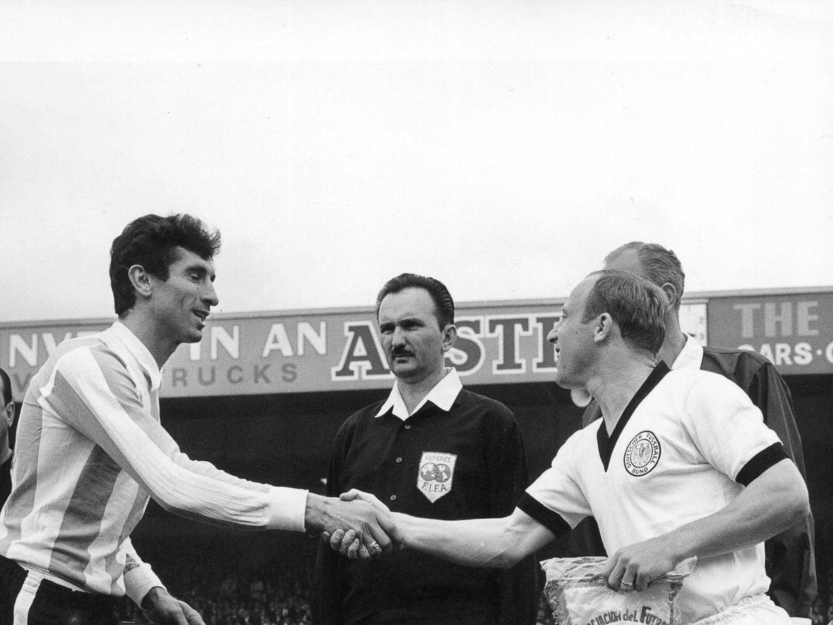 Antonio Rattín (l) und Uwe Seeler schütteln sich die Hand.