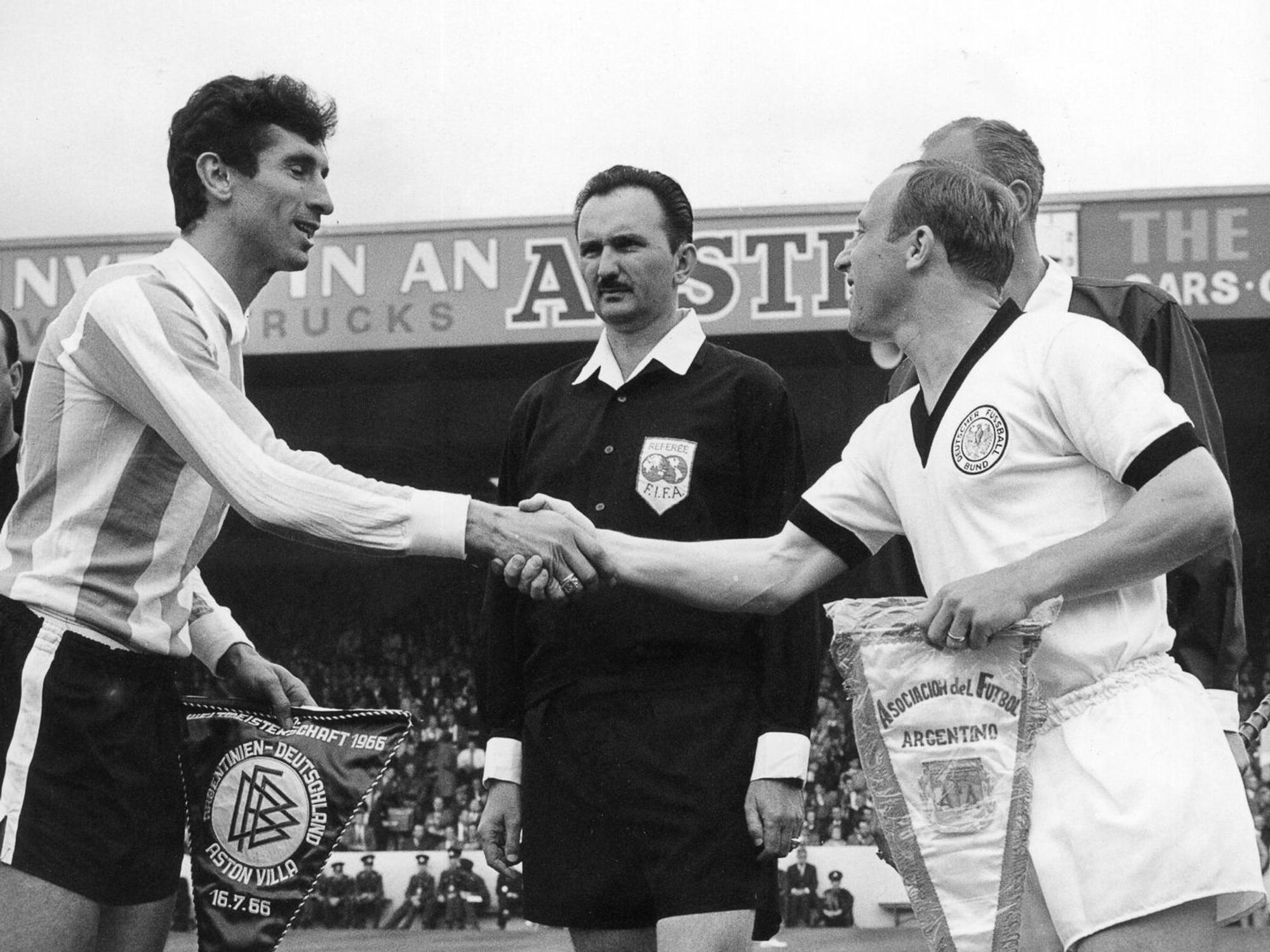 Antonio Rattín (l) und Uwe Seeler schütteln sich die Hand.
