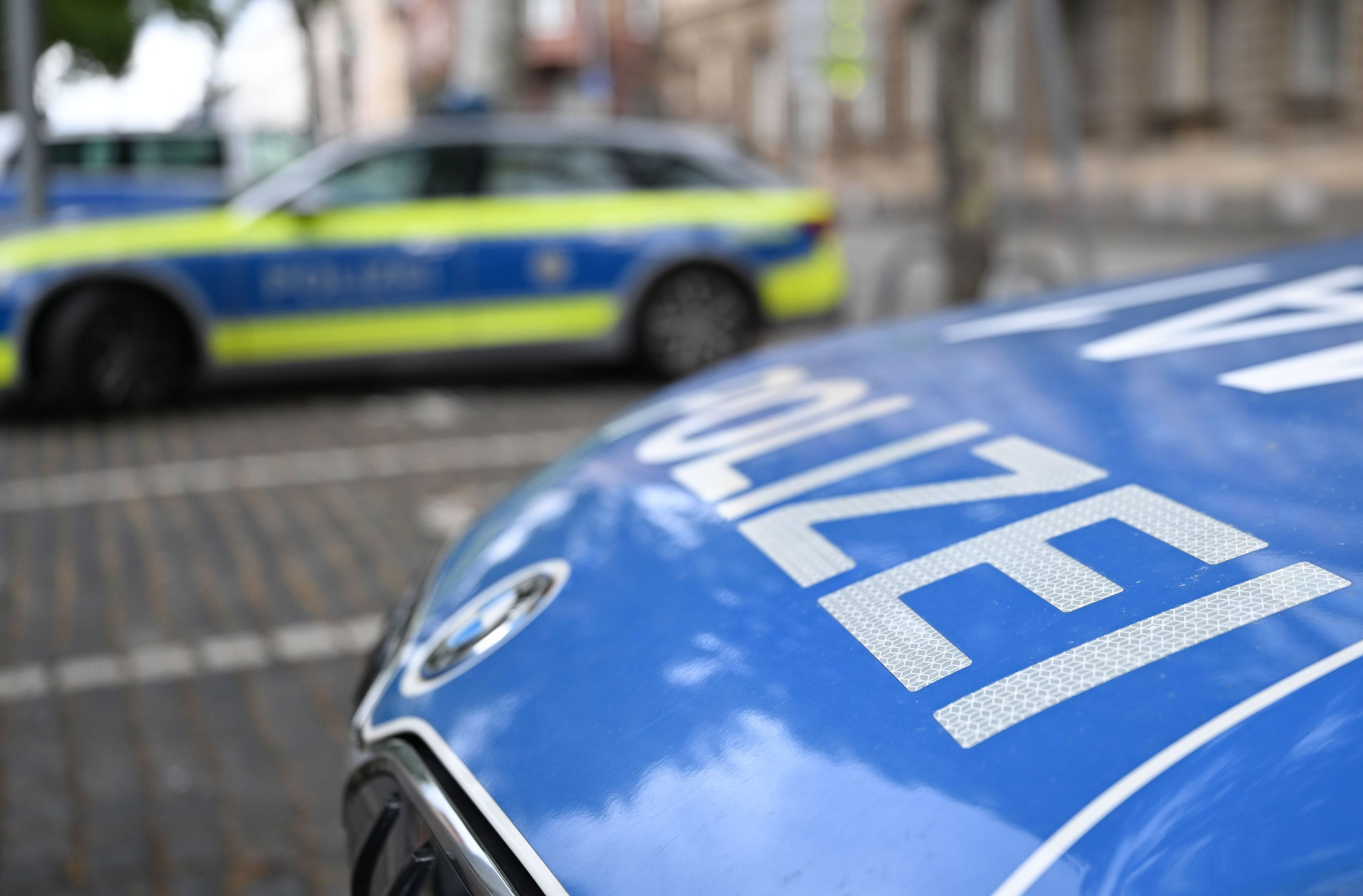 Polizeifahrzeuge stehen vor einer Polizeiwache. (Symbolfoto)