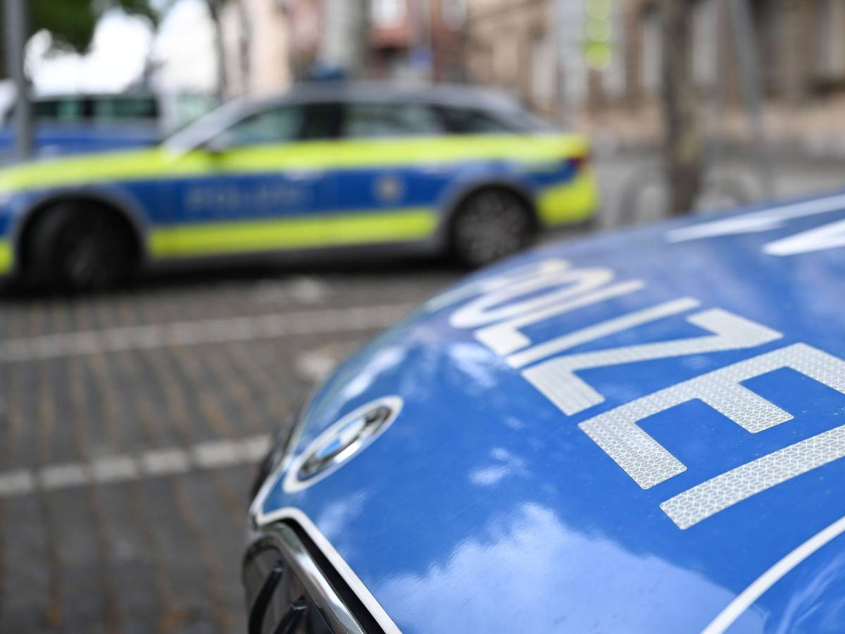 Polizeifahrzeuge stehen vor einer Polizeiwache. (Symbolfoto)