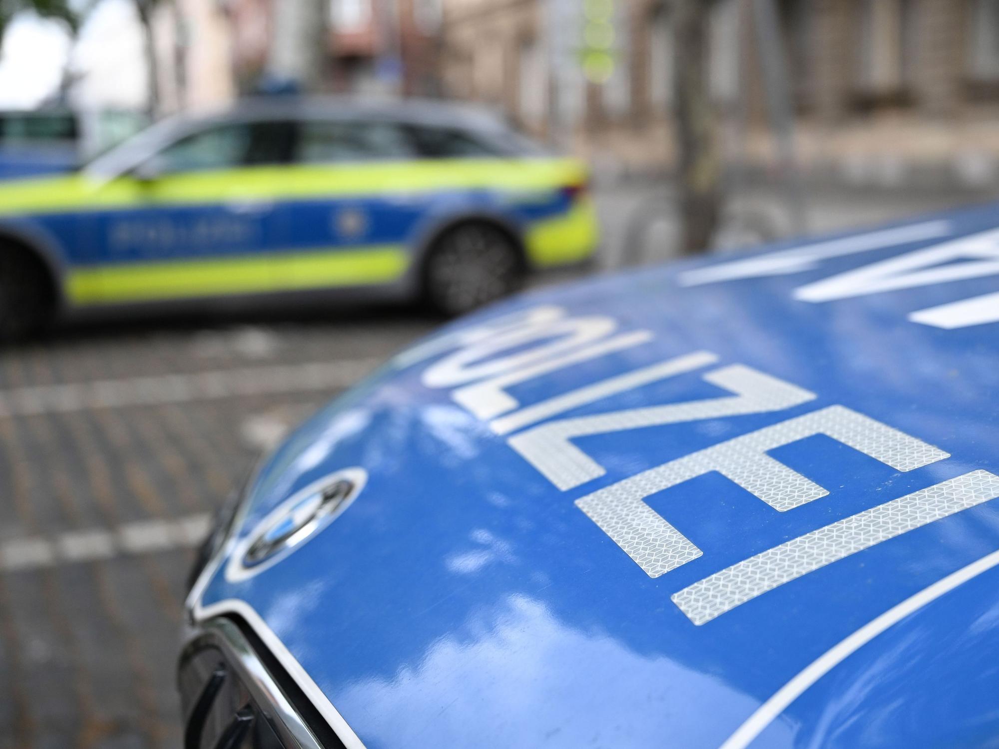 Polizeifahrzeuge stehen vor einer Polizeiwache. (Symbolfoto)