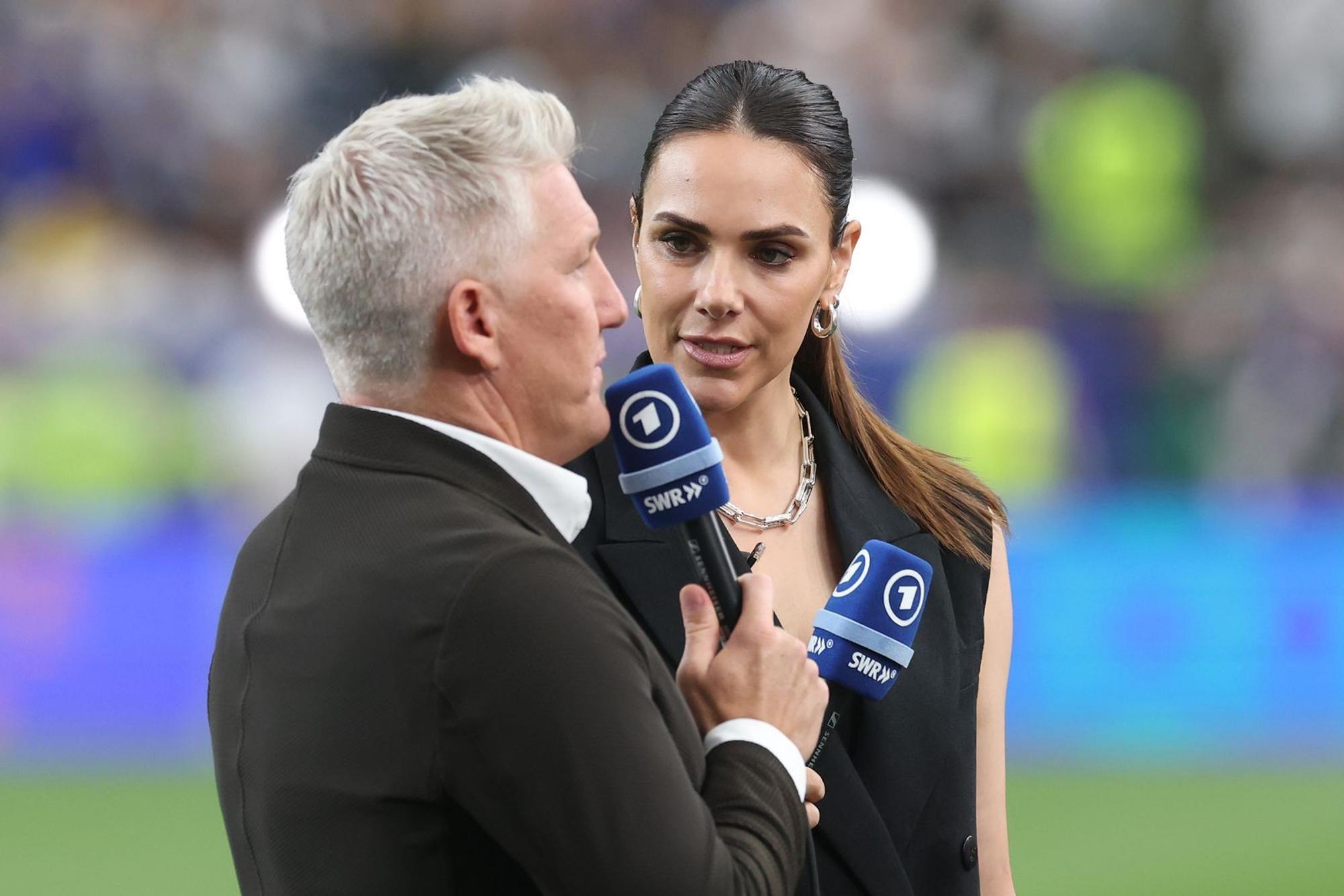 Esther Sedlaczek bringt einiges mit, was Experte Bastian Schweinsteiger abgeht. (Bild: 2026 Getty Images/Alexander Hassenstein)