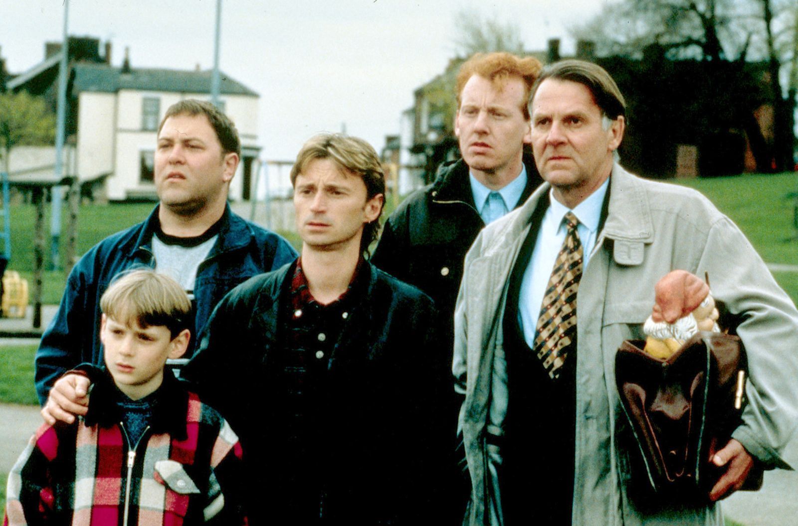 Sie können zwar weder tanzen noch haben sie die Körper dafür, aber die Idee, durch Strippen Geld zu verdienen, fasziniert (von links) Nathan (William Snape), Dave (Mark Addy), Gaz (Robert Carlyle), Lomper (Steve Huison) und Gerald (Tom Wilkinson). (Bild: 1997 20th Century Fox / John de Borman)