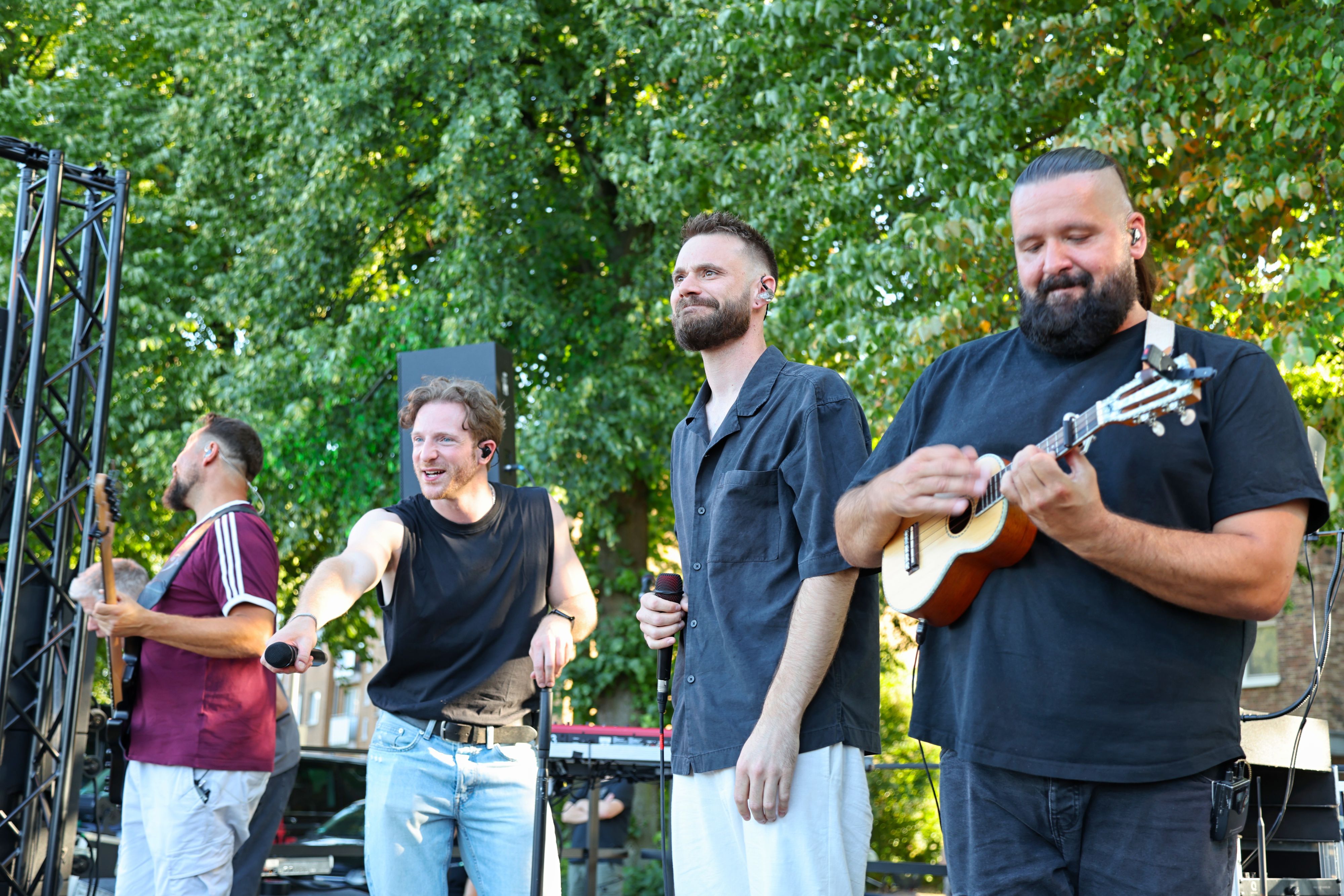 Roman Lob steht mit seiner Band Stadtrand auf der Bühne.